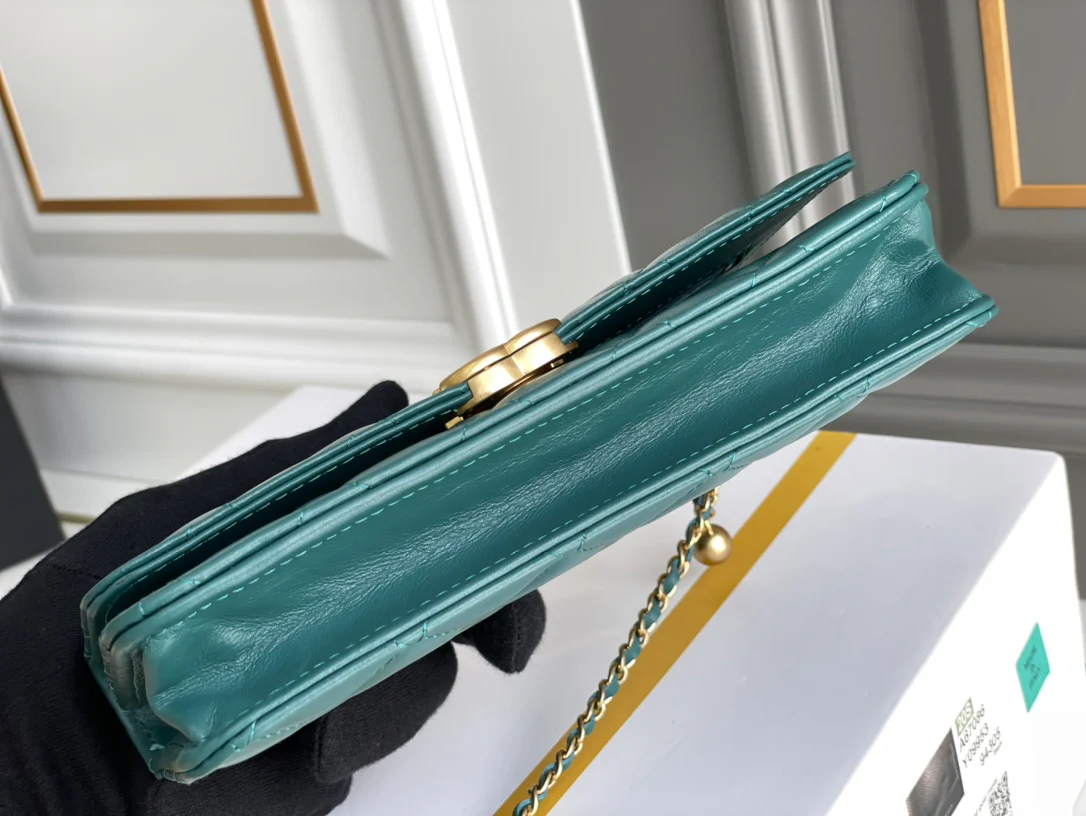 Chanel - Double Gold Ball WOC - Зеленая кожа с золотой пряжкой