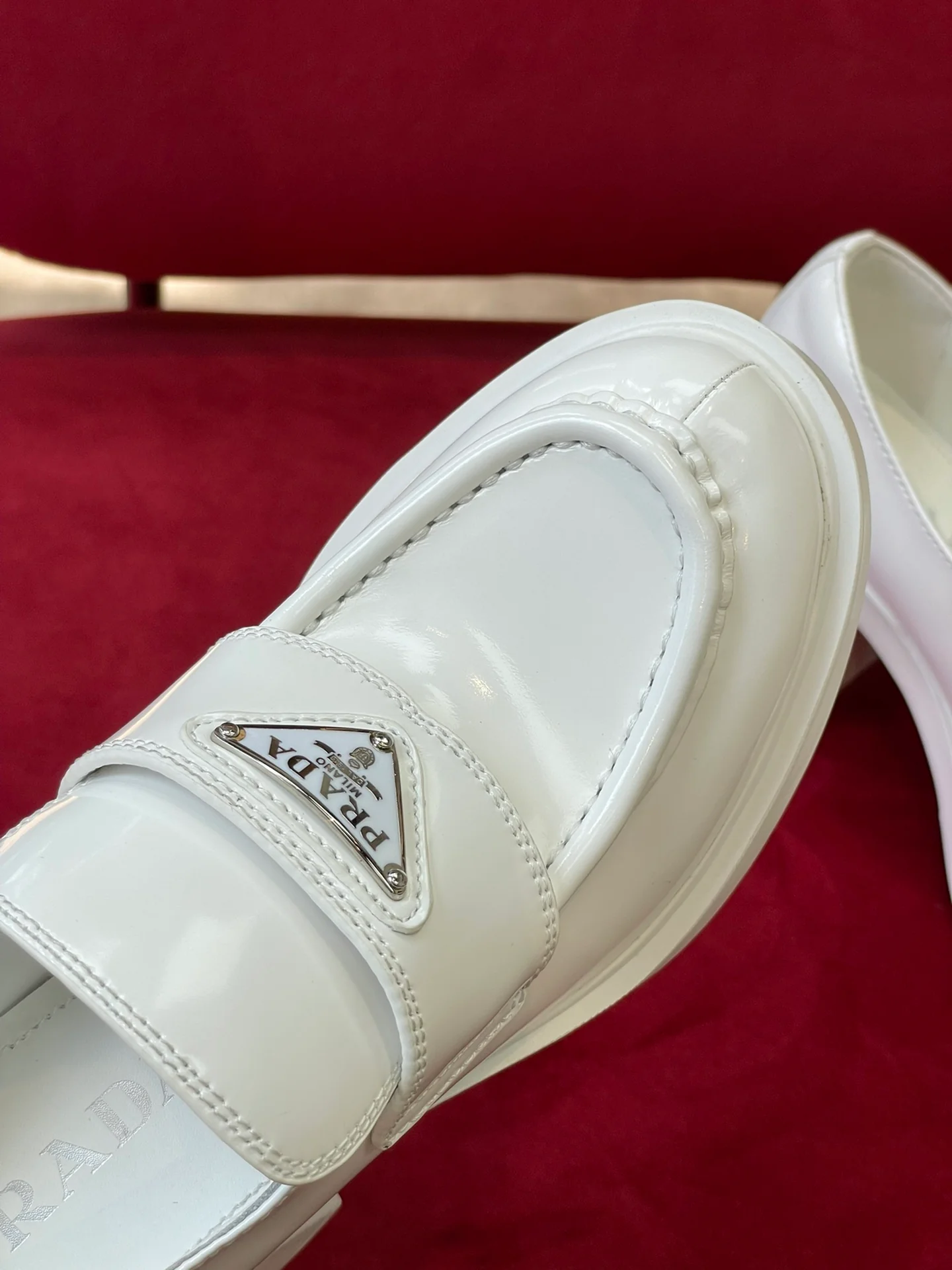 Лоферы Prada 2024, 7-5 см, белые.