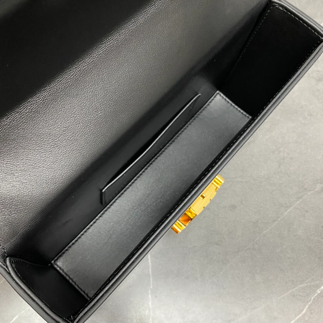 Сумка Celine Box Triomphe - черная с золотой фурнитурой.