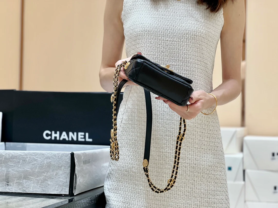 Сумка Chanel CF с цепочкой и монетками — зернистая телячья кожа — маленькая — черная — фотографии, демонстрирующие, как она выглядит на руке.