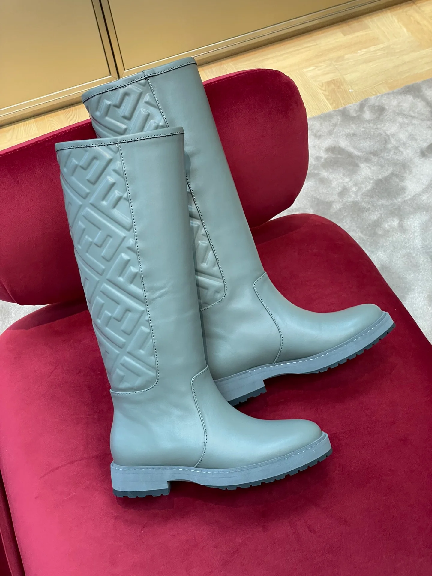 Рельефные сапоги для верховой езды Fendi