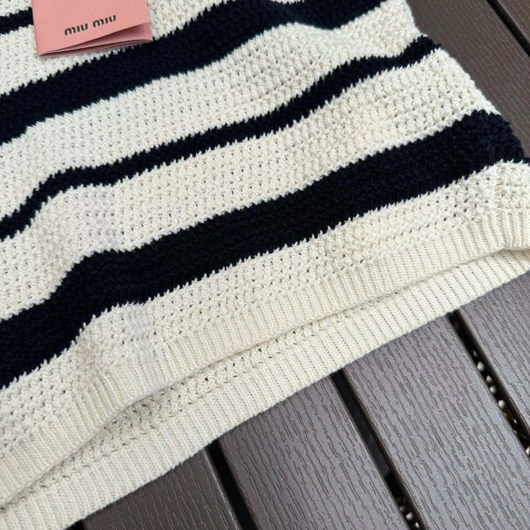 Miu Miu-2404-24 Новый весенний комплект в стиле преппи: поло и полосатый трикотаж