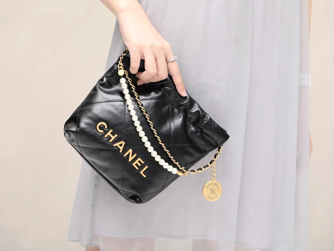 Новинка сезона весна/лето 2023 от Chanel - сумка 22 - мини - черный жемчуг - Фотографии в действии - 1