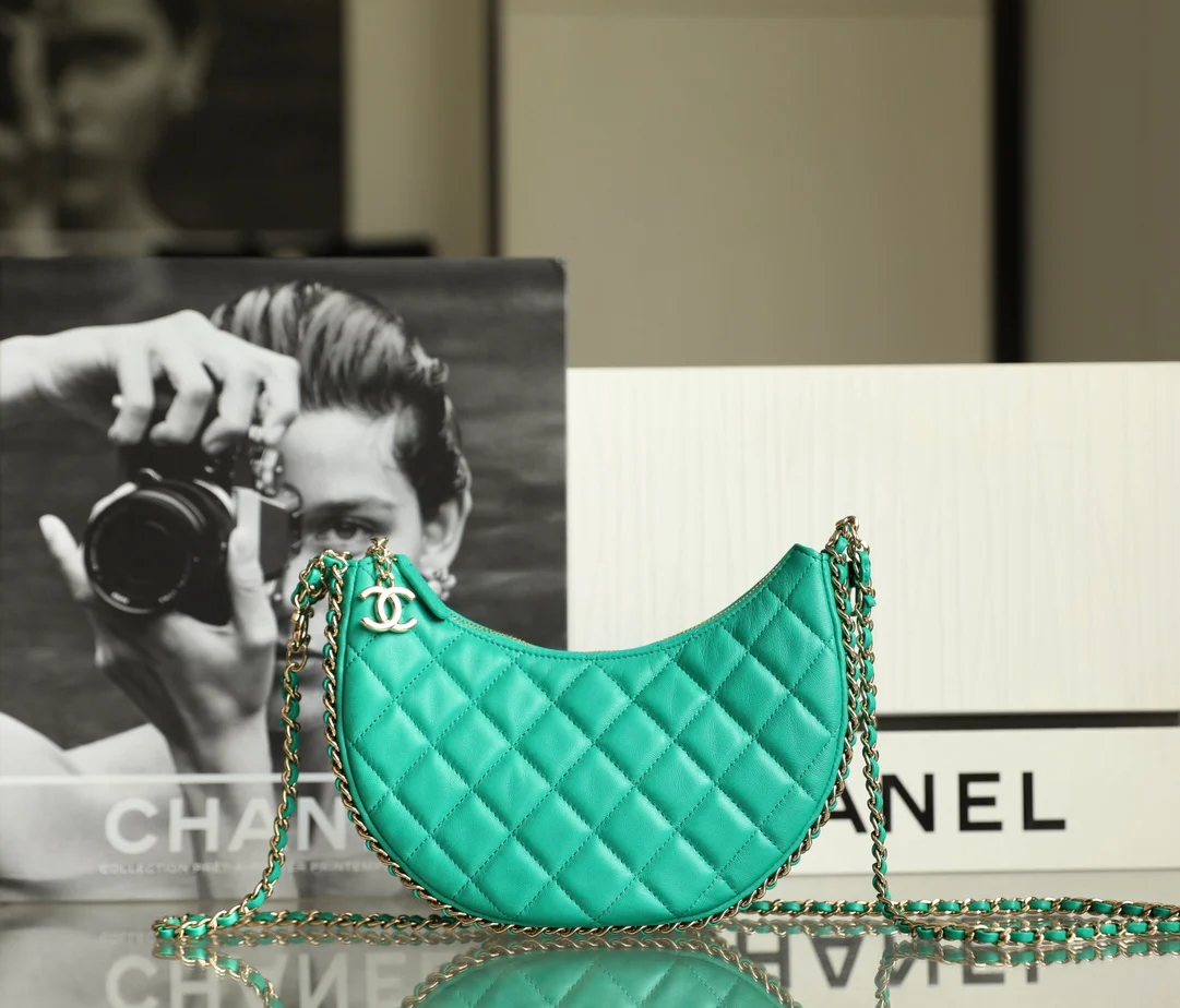 Новинка сезона весна/лето 2023 от Chanel - сумка ?Полумесяц? - маленькая - зеленая