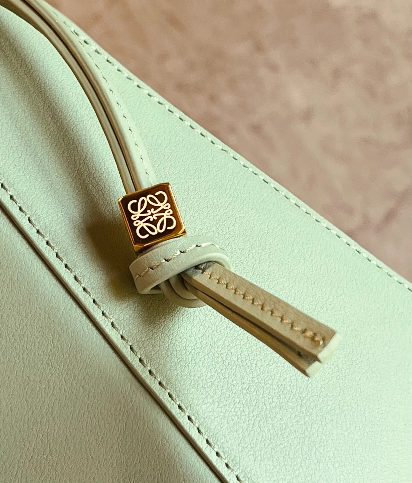 Сумка-хобо Loewe Hammock, светло-зеленая.