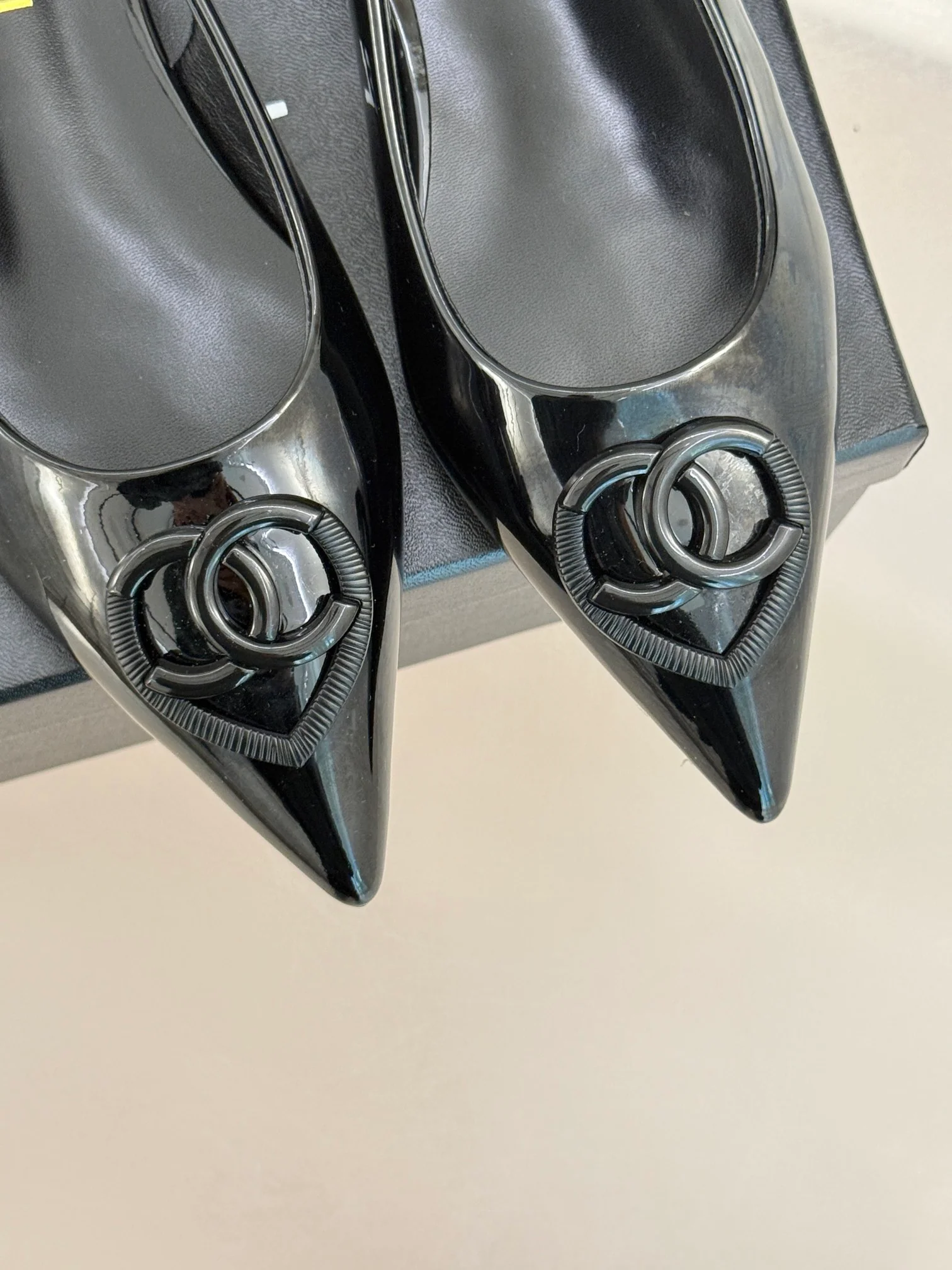 Сандалии Chanel 2024 с острым носком в форме сердца на низком каблуке - Черные - 1