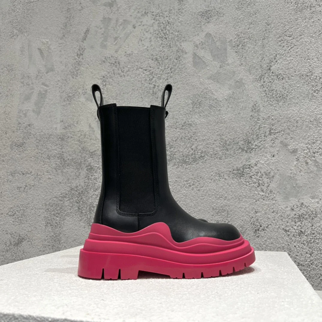 Новые ботинки Martin средней высоты на официальном сайте BV-22s - модель для пары, в нескольких цветах.