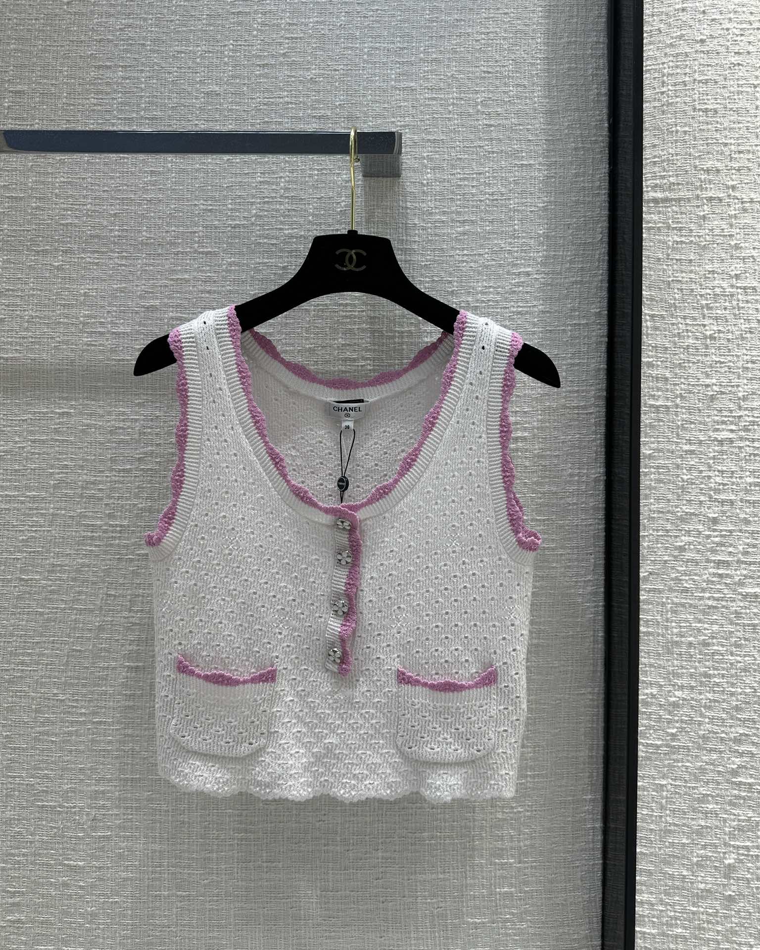 В стиле Chanel - 2403-24 Новый вязаный жилет с розовой отделкой