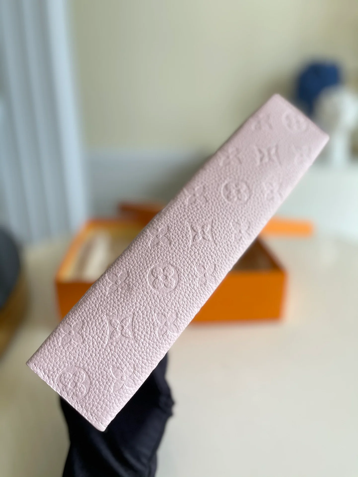 lv-m45665-Розовый клатч с тиснением