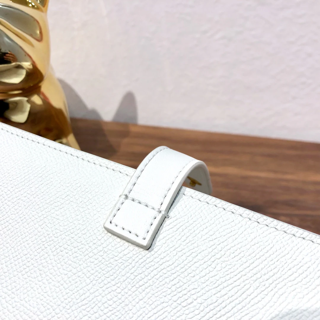 Кошелек Celine с ремешком из зернистой телячьей кожи - 2 шт.