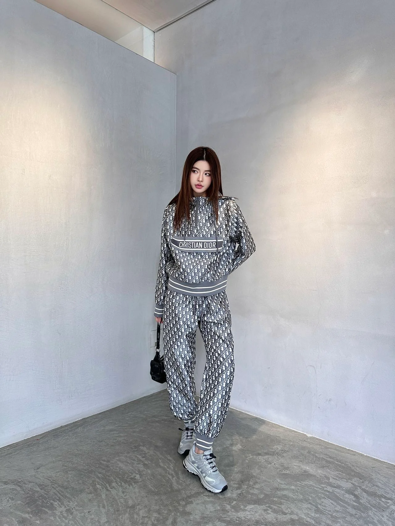 Костюм Dior 2403: толстовка с капюшоном на молнии до середины груди и спортивные брюки с эластичным поясом - серый.