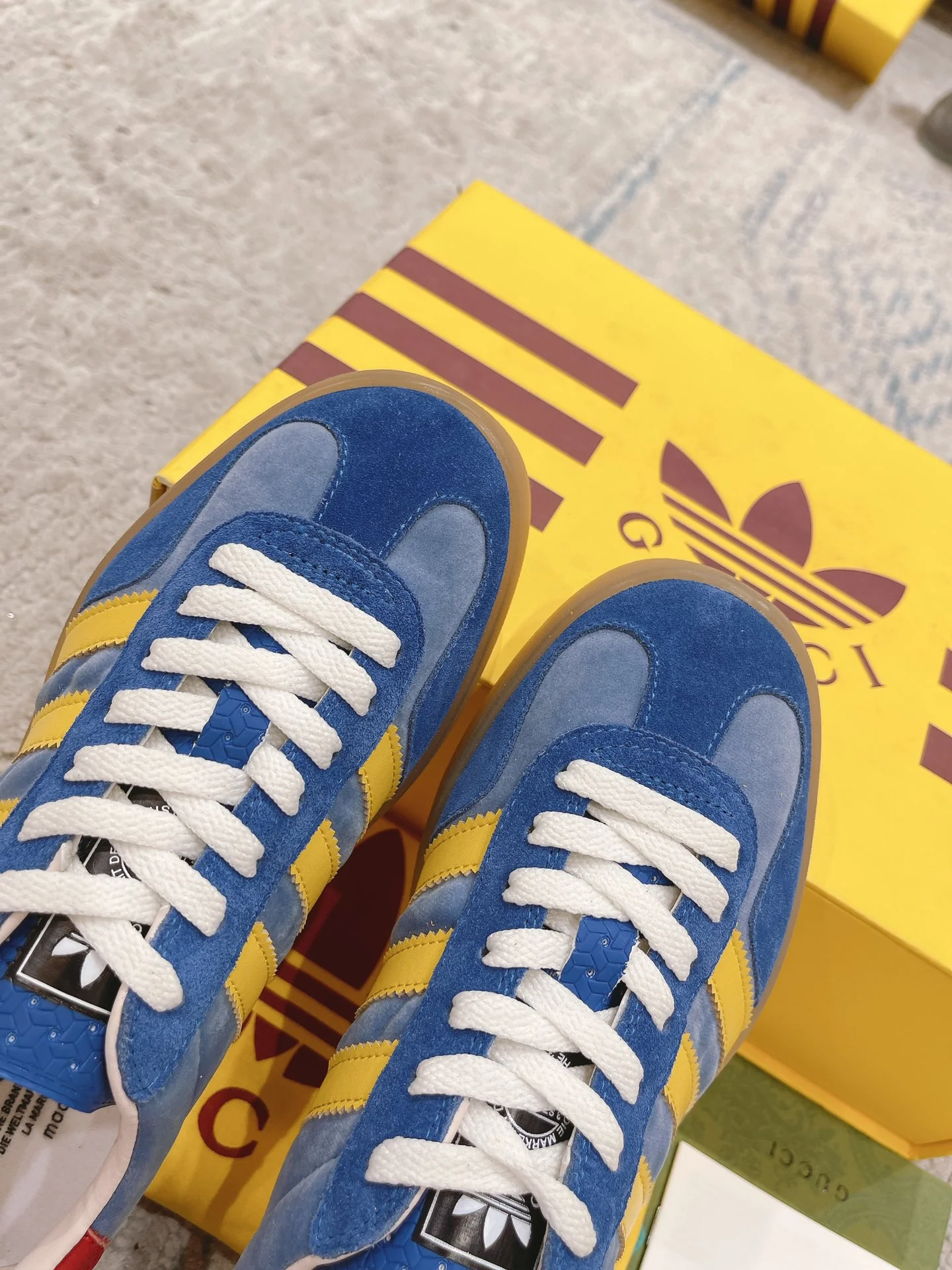 Новинки осенне-зимней коллекции Gucci 2022 — образ с подиума Недели моды — немецкие кроссовки для тренировок — коллаборация.