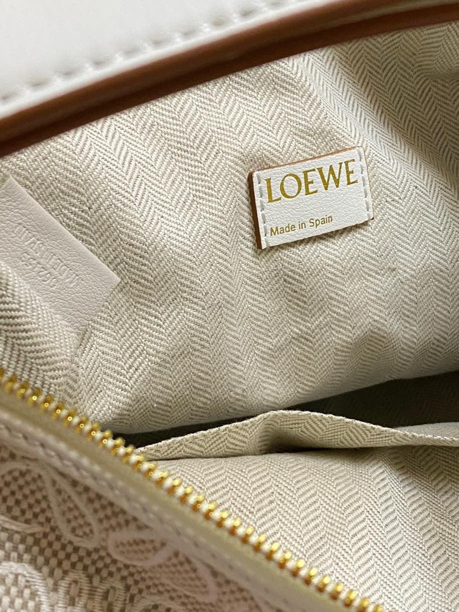 Большая сумка для ланча Loewe Cubi, белая, с вышивкой.