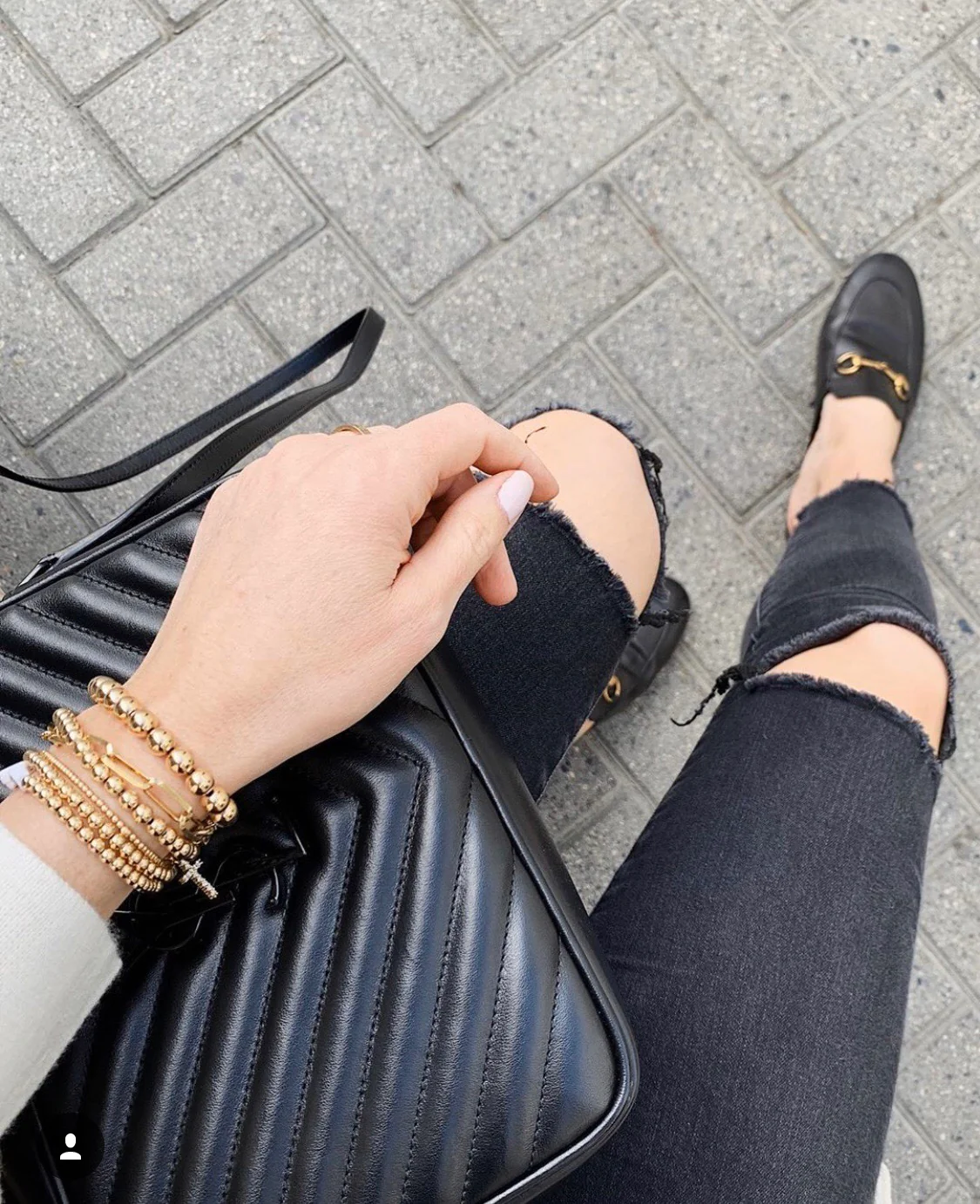 Фотосумка YSL Lou Bag — черная с черной пряжкой.