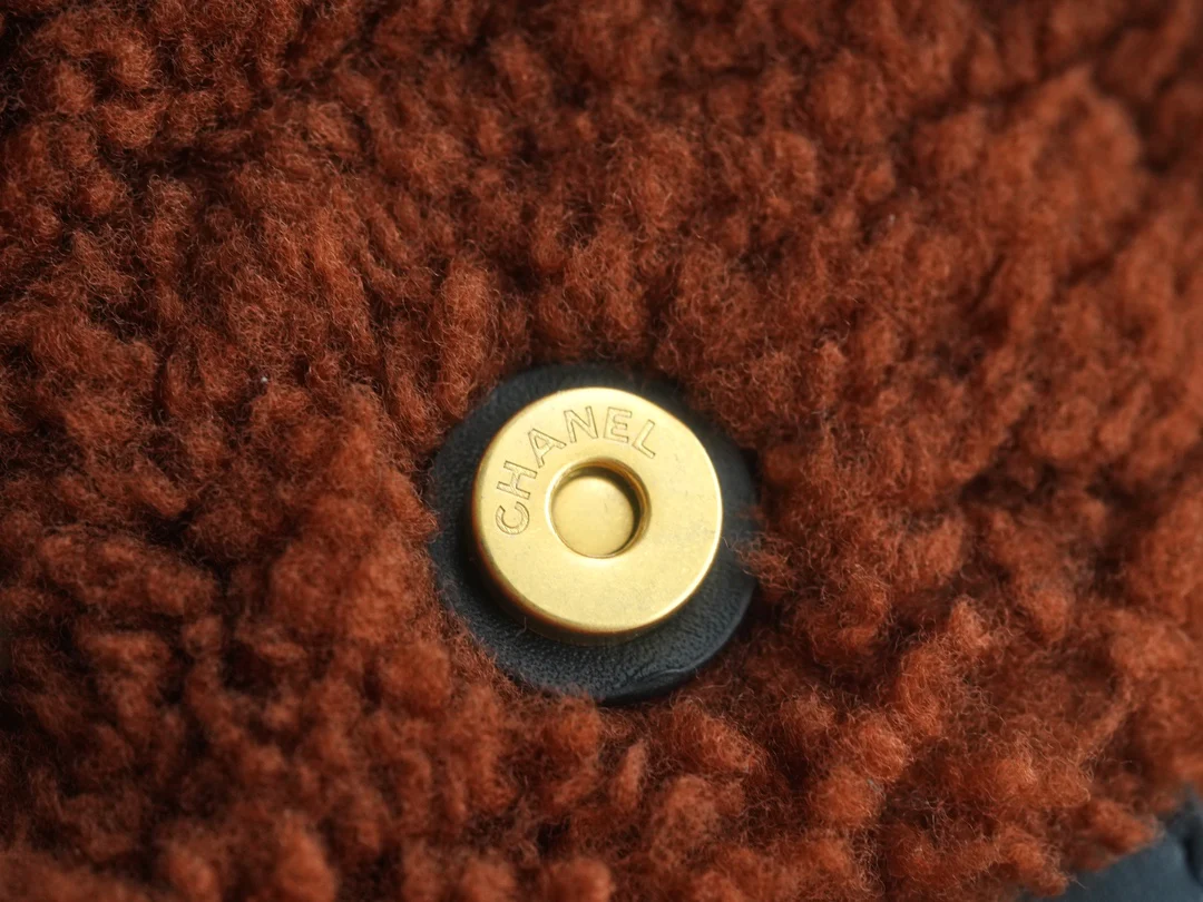 Сумка Chanel No. 22 — вариант с овчиной — чёрно-коричневая.