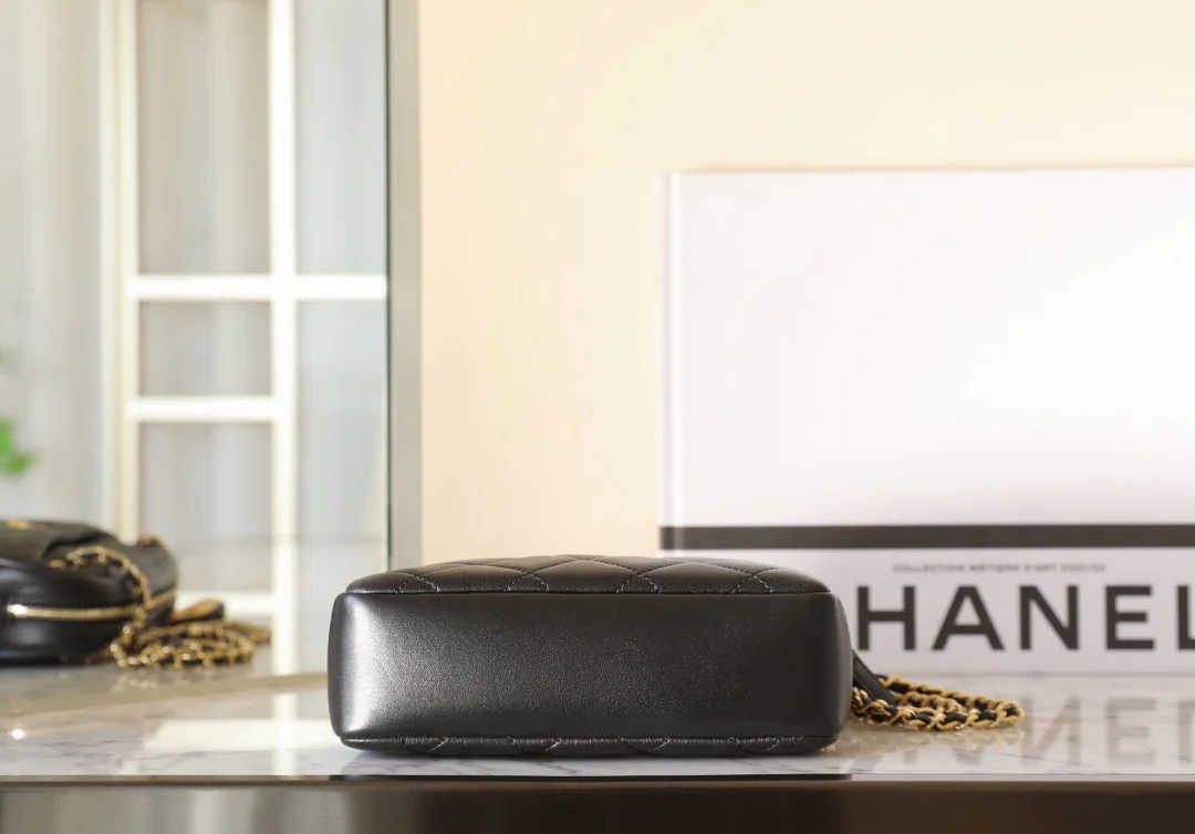 Миниатюрная сумка-фотоаппарат Chanel из 24-каратного золота с монетой - черная.