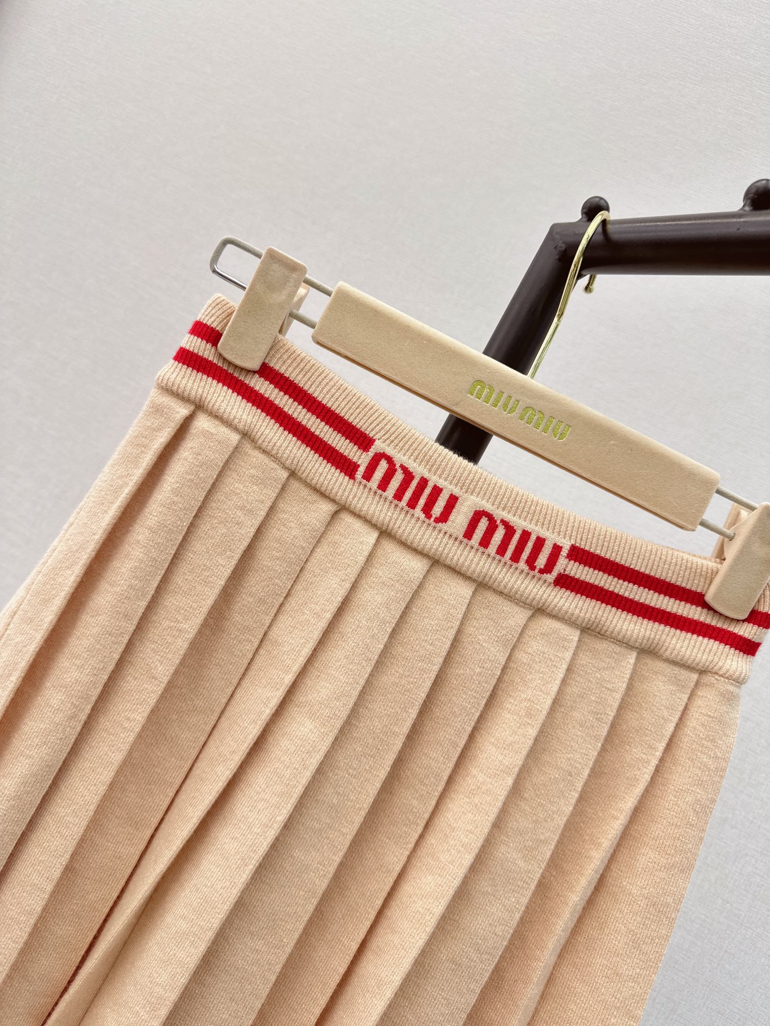 Miu Miu - 2404 - Новинка сезона весна/лето: классический пуловер с круглым вырезом и плиссированная юбка.