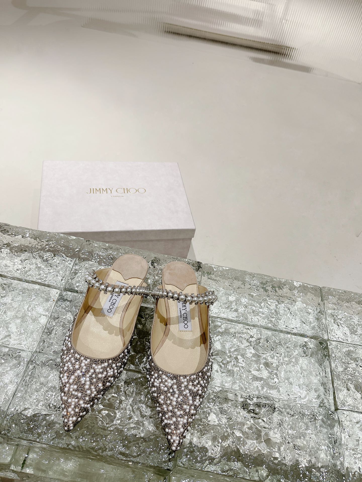 Сандалии-балетки Jimmy с острым носком и жемчужным блеском - серебристые