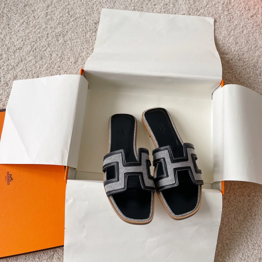 Новинка ранней весны от Hermes - Черные тапочки