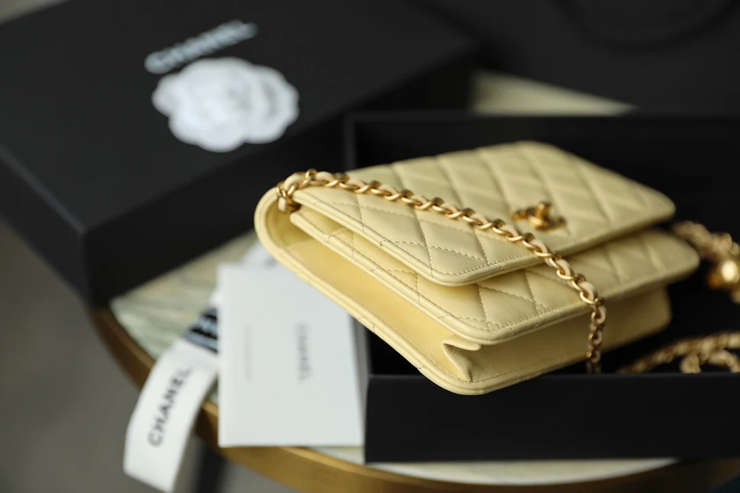 Chanel - Золотой шарик WOC - Овечья кожа - Маленький яичный желток