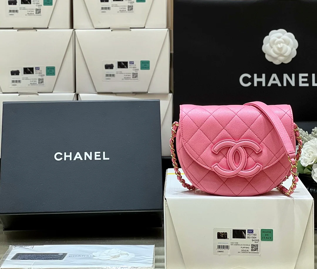 Новинка сезона весна/лето 2023 от Chanel - сумка Lychee Bull Saddle Bag - розовая.