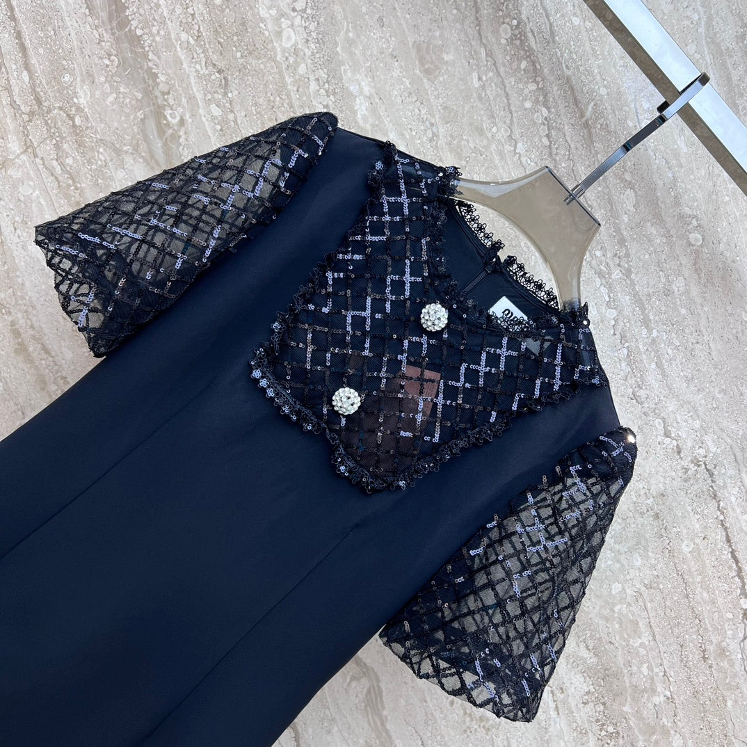 Новинка сезона весна/лето 2024 от Miu Miu - комбинезон А-силуэта с короткими рукавами, украшенный стразами и пайетками на груди.