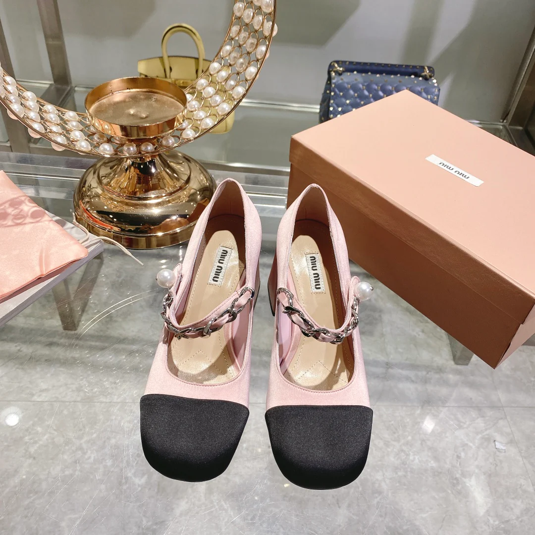 Весенняя коллекция Miu Miu 2023 - Шелковые туфли на массивном каблуке с квадратным носком - Розовые