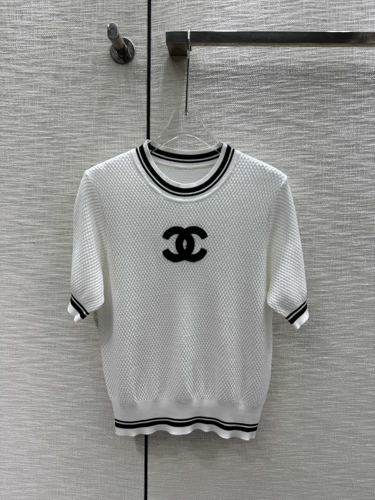 Chanel 2403 - Трикотажное платье с коротким рукавом и двойным С-образным вырезом, цветные блоки - белое