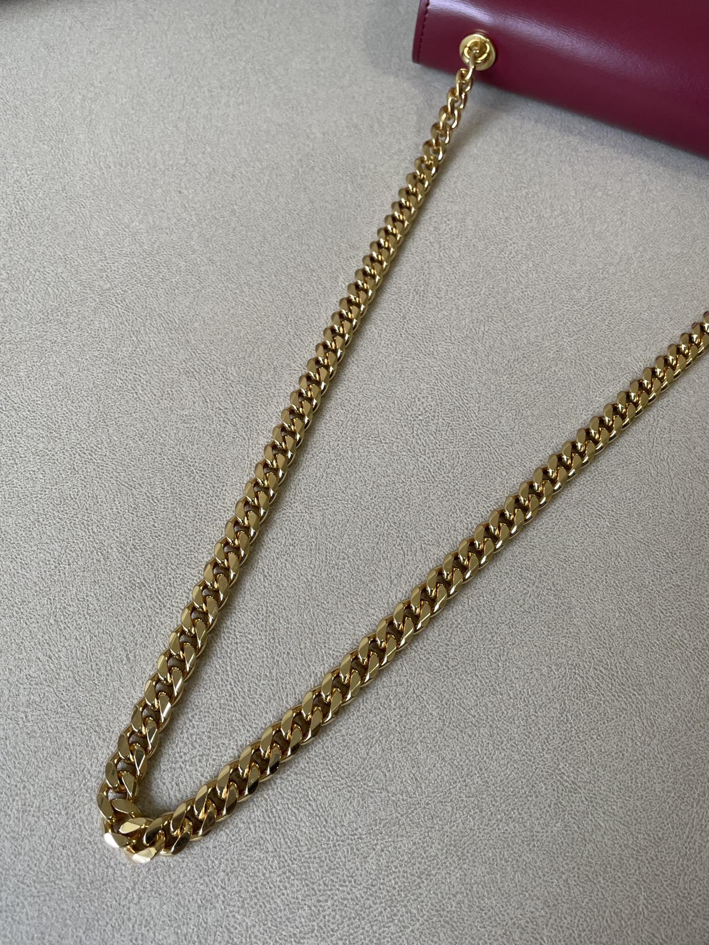 Коллекция Celine осень 2022 - Кожаная сумка Besace на цепочке - Темно-красная