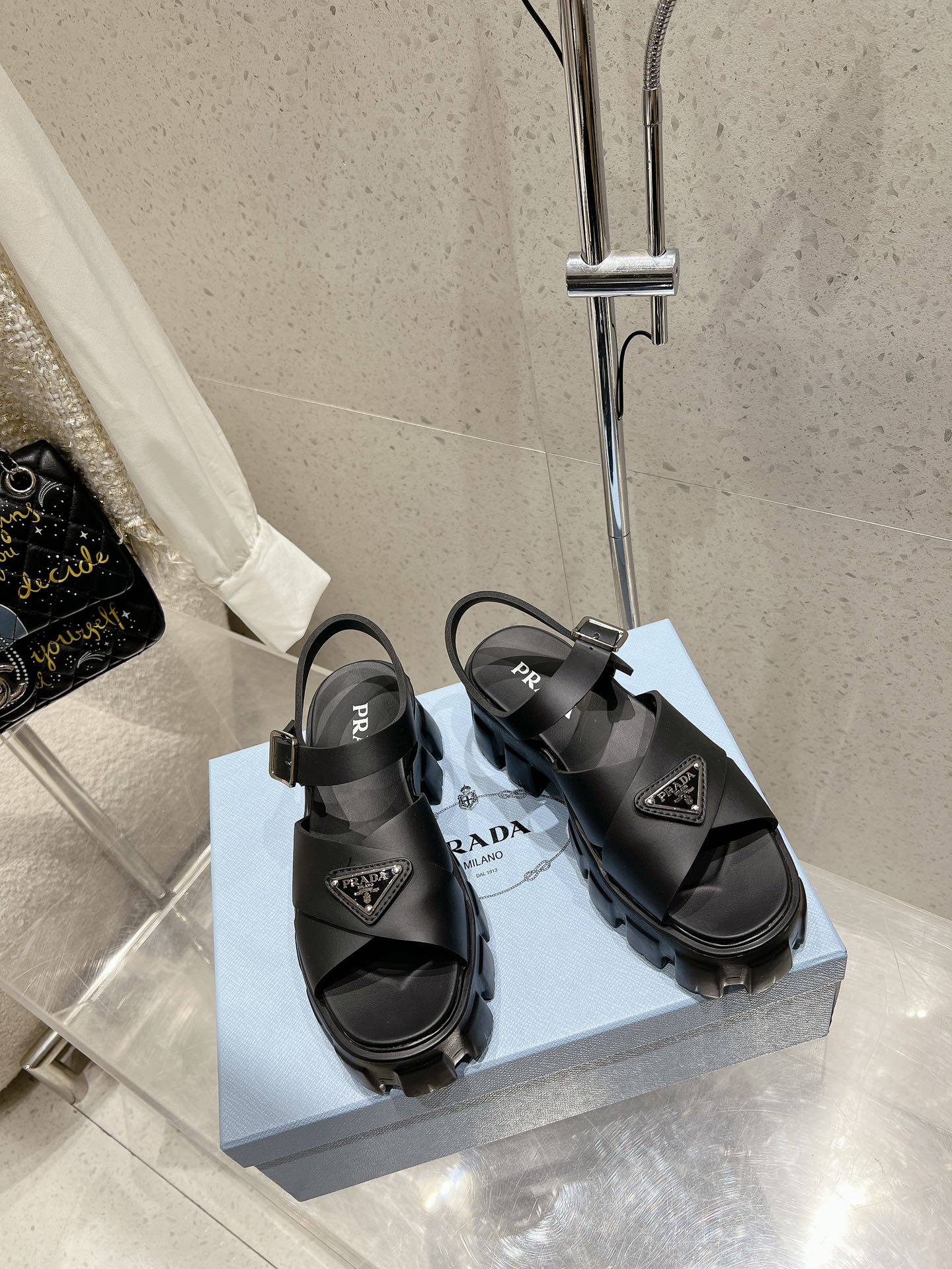 Prada - Плетеные резиновые сандалии на платформе - Черные