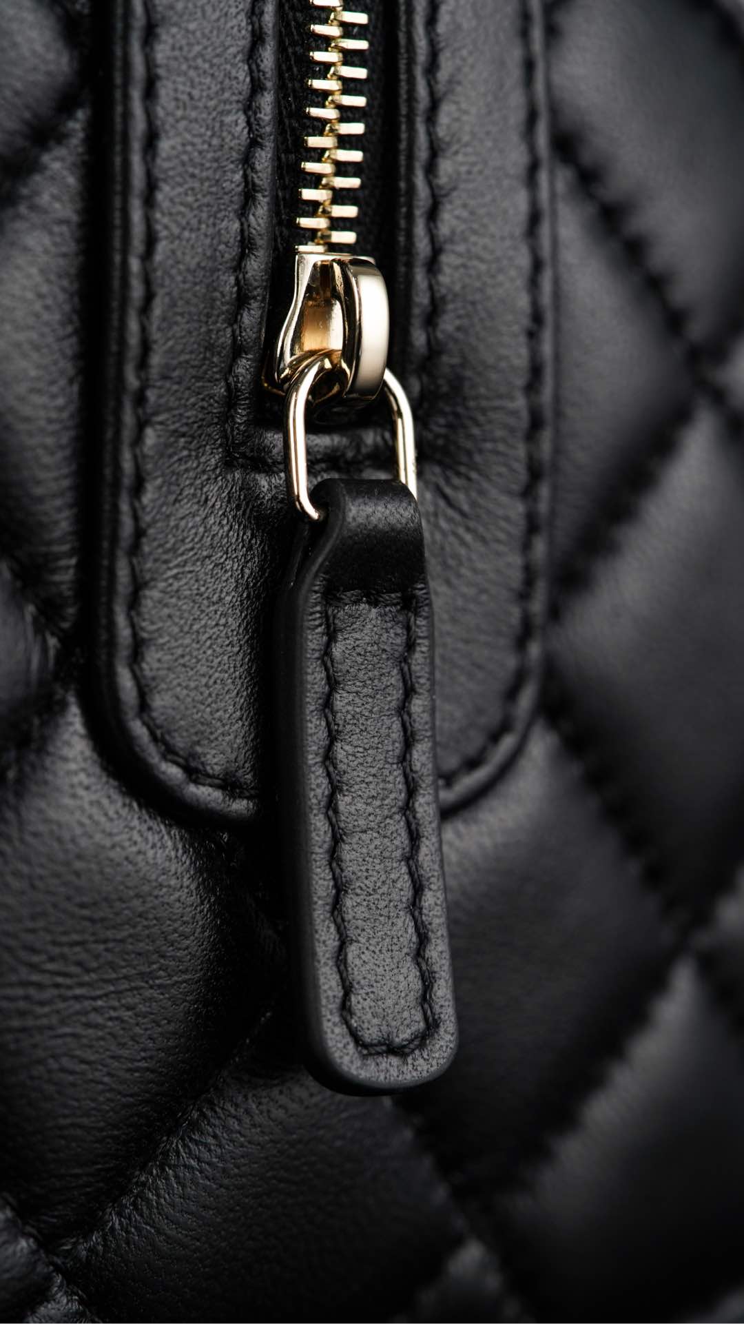 Сумка Chanel 25c Boston Bowling Bag — черно-золотая.