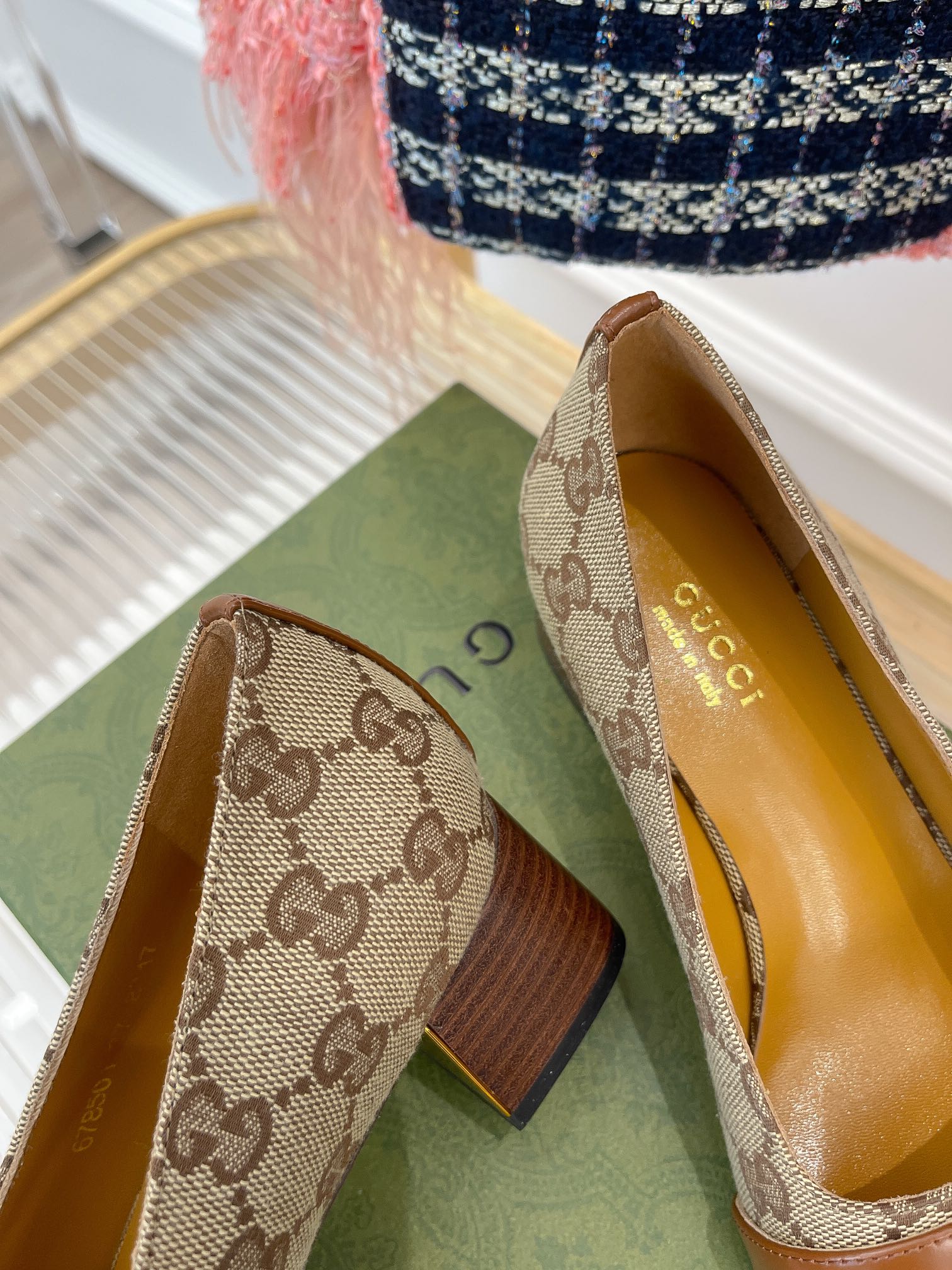 Новинка начала осени 2022 года от Gucci — туфли на массивном каблуке.