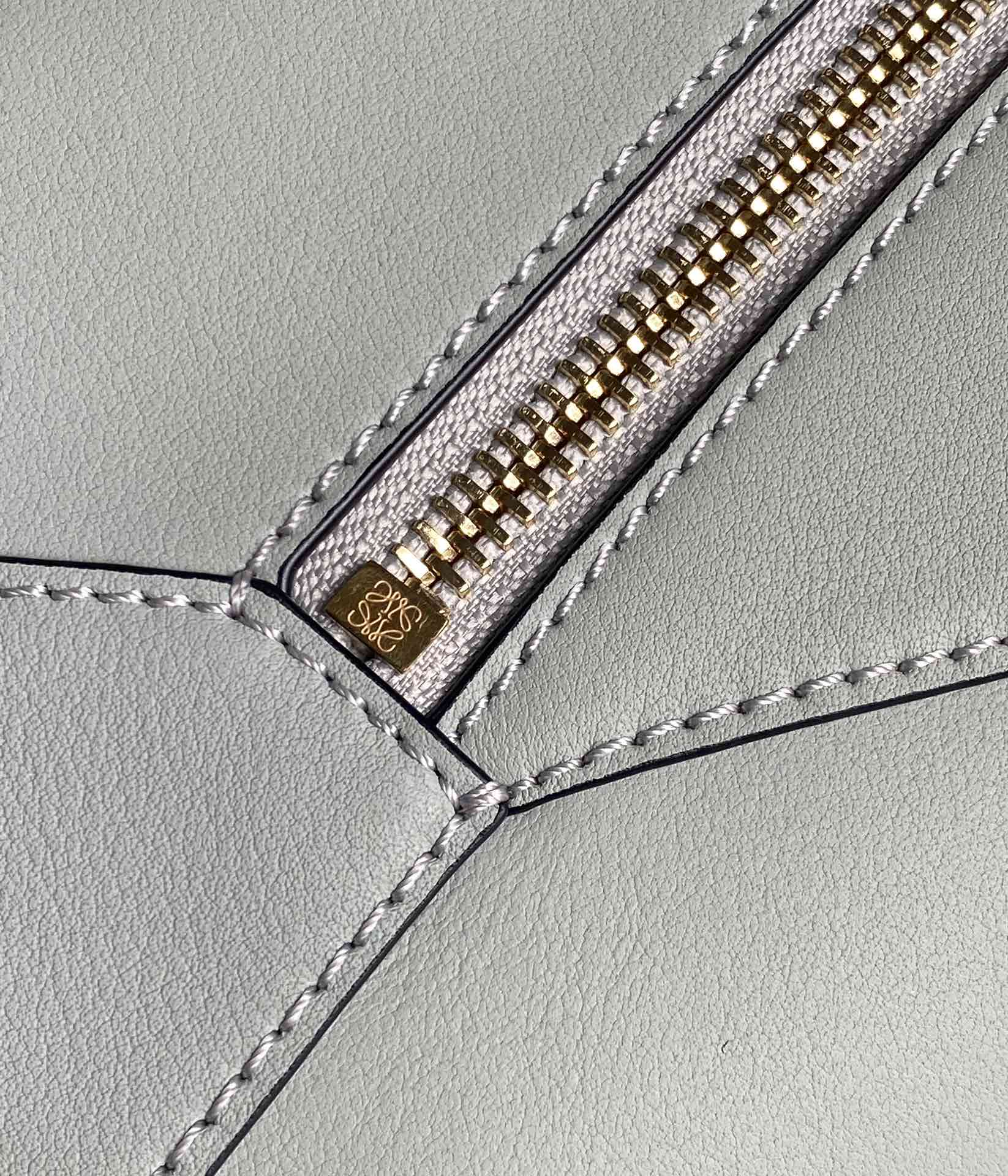 Сумка-хобо Loewe Puzzle — телячья кожа наппа — светло-зеленая