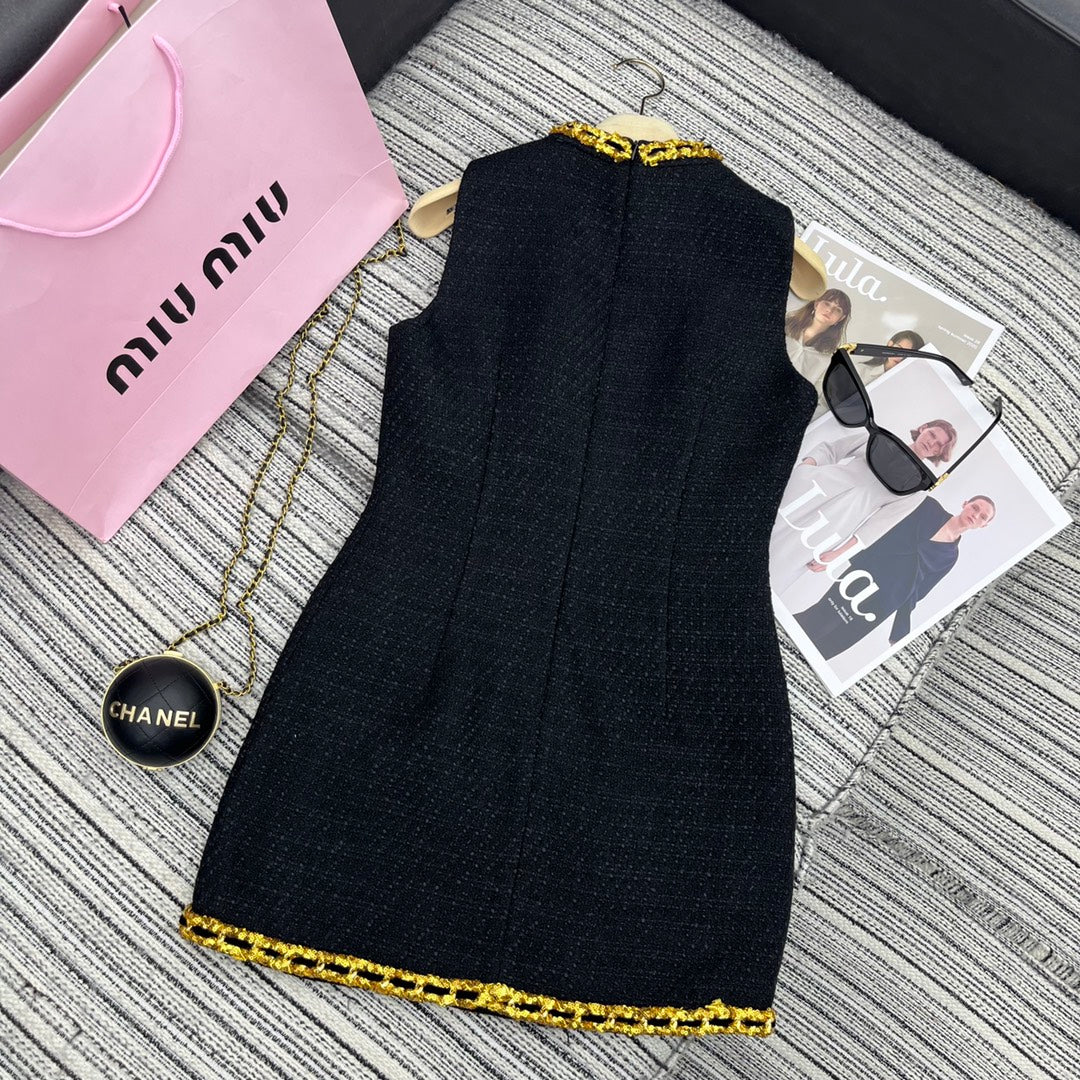 Miu Miu - 2404 - 2024 Ранняя весна. Новое платье-жилет из твида с цепочным дизайном.