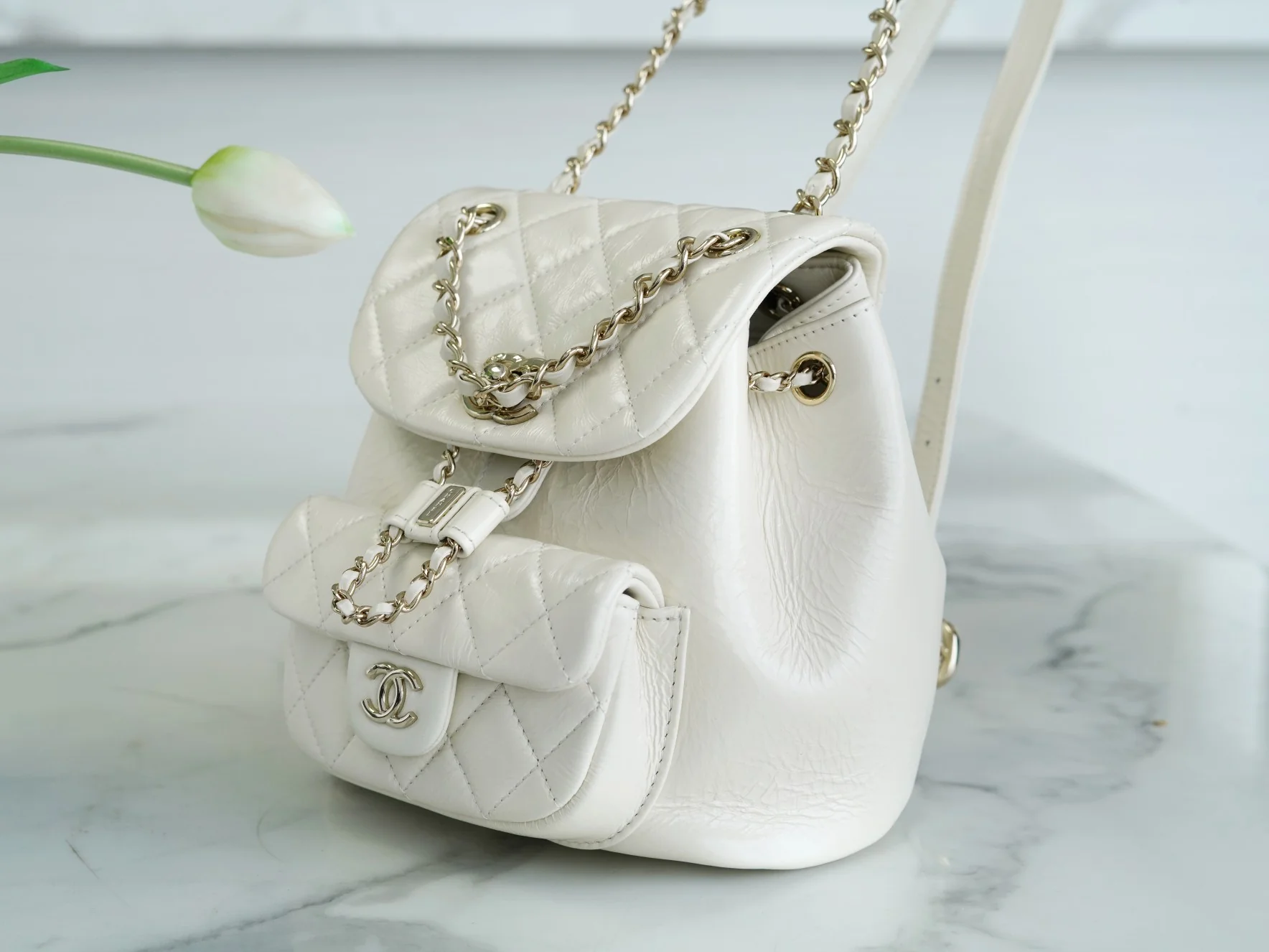 Рюкзак Chanel — белый, из вощеной кожи.