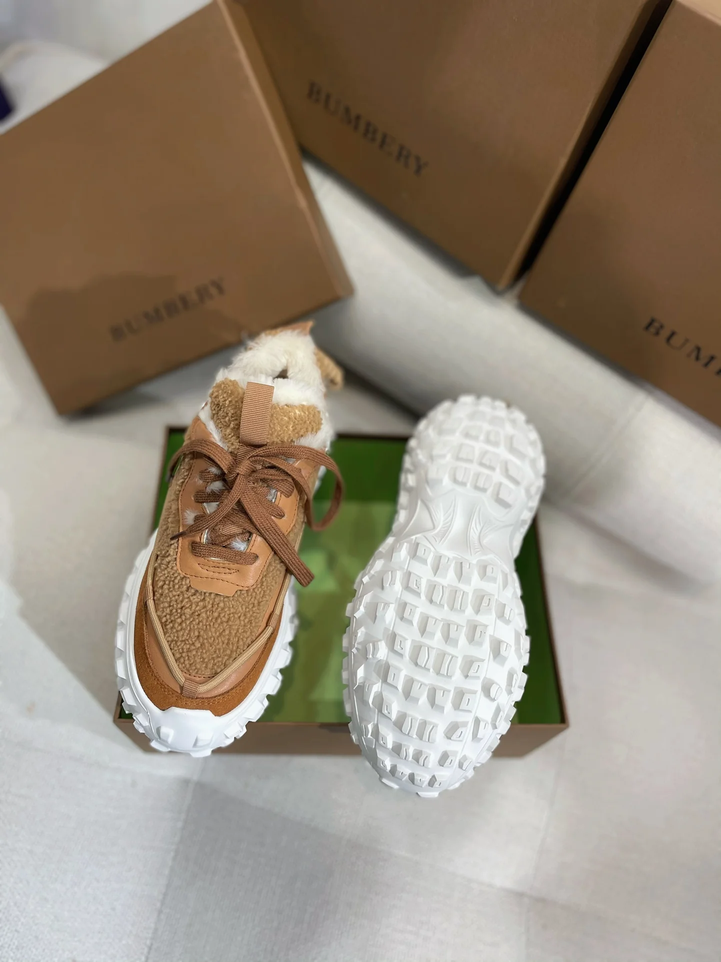 Коллекция Burberry ?Ранняя весна 2022? — Пушистые зимние кроссовки — Коричневые