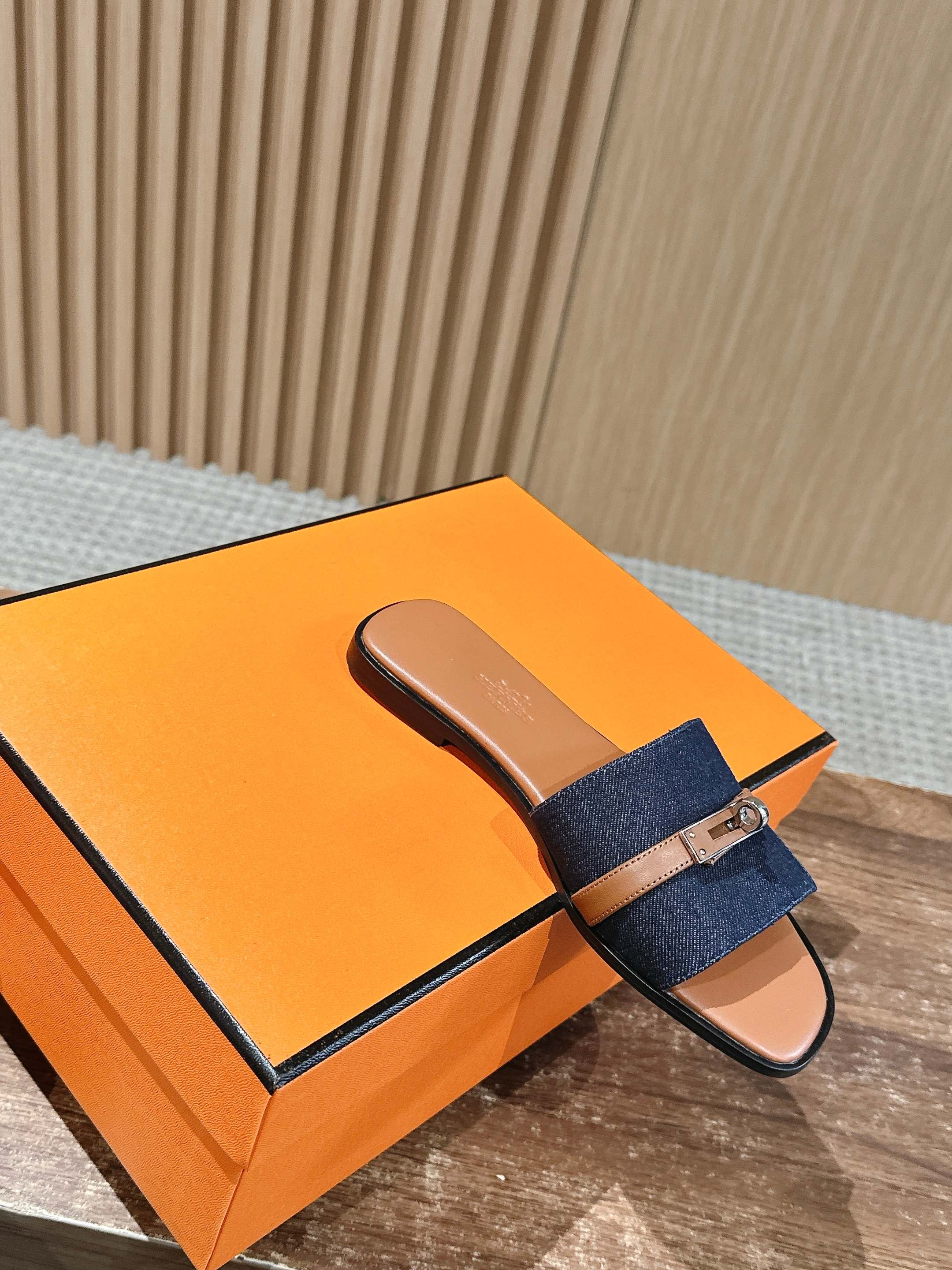 Сандалии Hermes Kelly с пряжкой, коричневые.