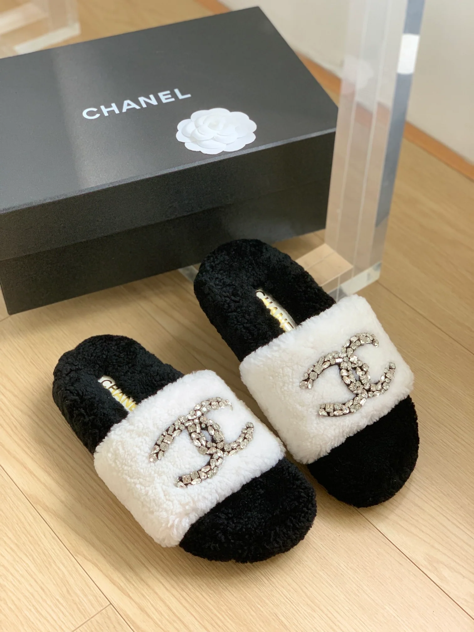 Новинка сезона осень/зима 2023 от Chanel - Тапочки из овечьей шерсти на резиновой подошве - Черно-белые - 1 шт.