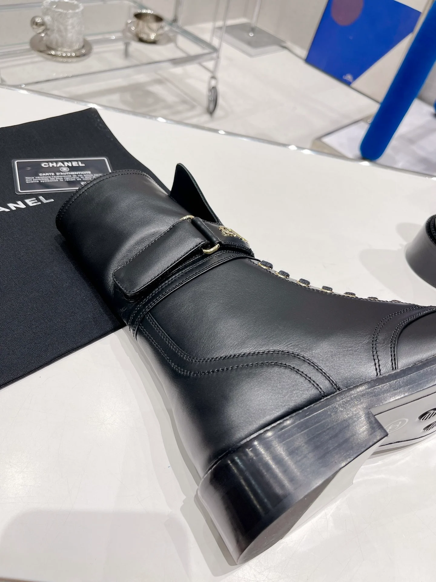 Новинка сезона осень/зима 2022 от Chanel — Ботинки Dr. Martens на шнуровке — Черные