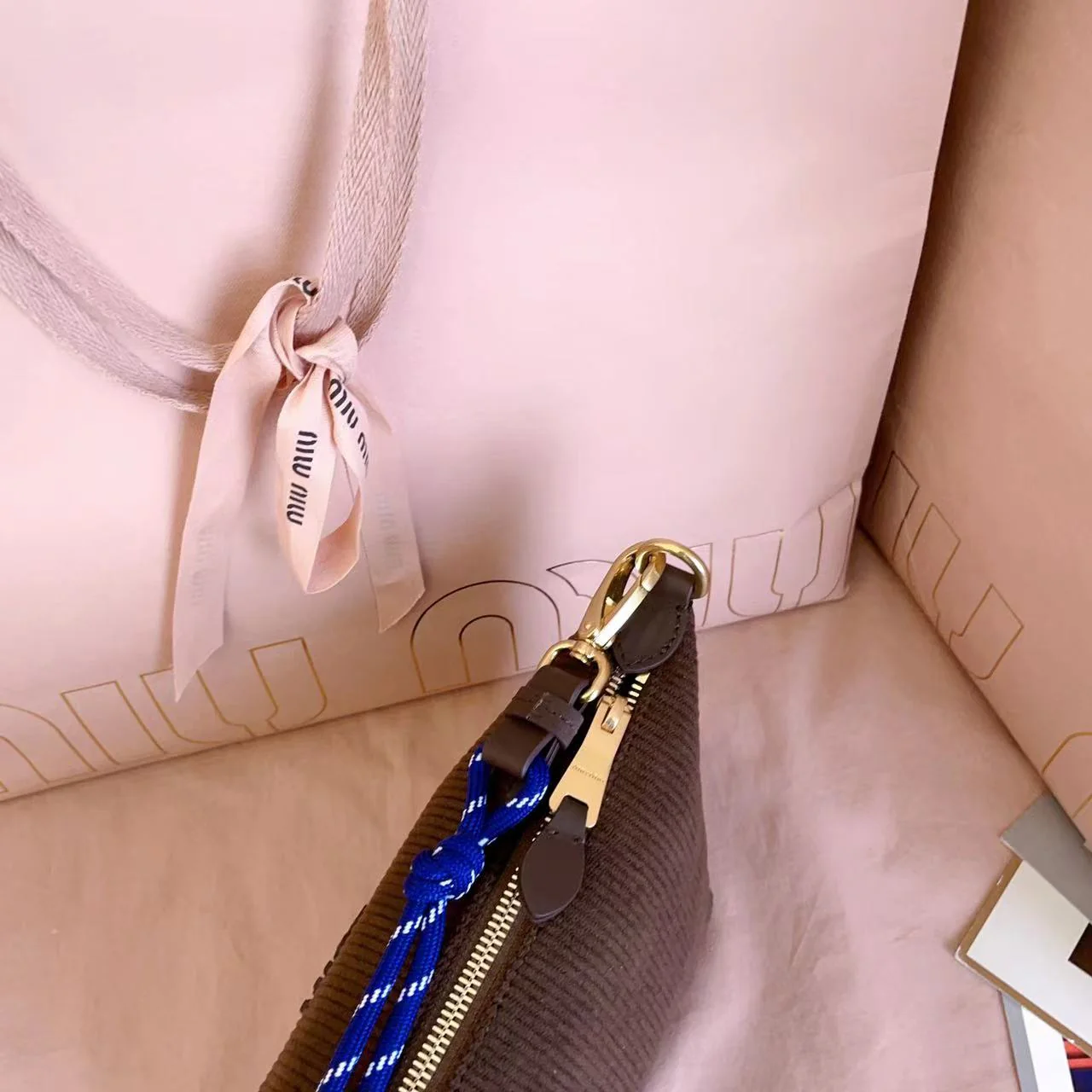 Сумка-ланч Miu Miu 5ne84 из замши, коричневая.