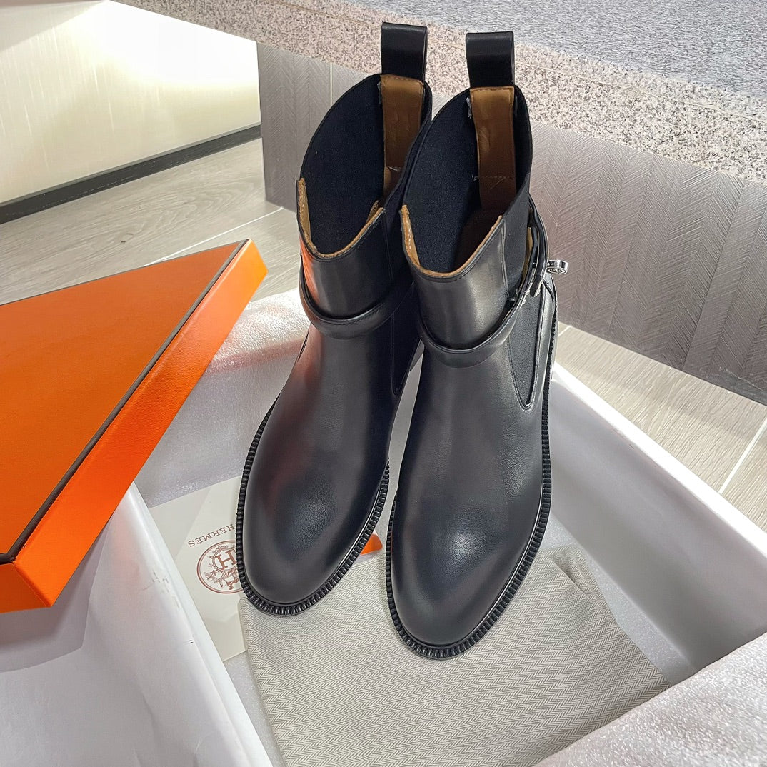 Новинка осенне-зимней коллекции Hermes - Ботинки Kelly Buckle Martin - Глянцево-черные