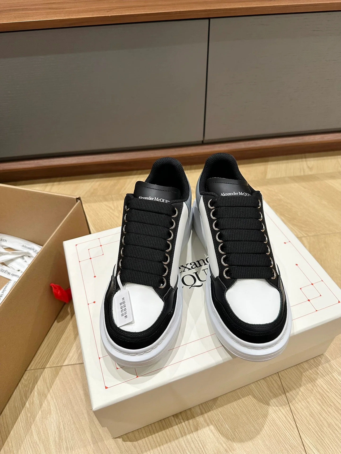 McQueen - Белые кроссовки из телячьей кожи и замши - Унисекс - Черные