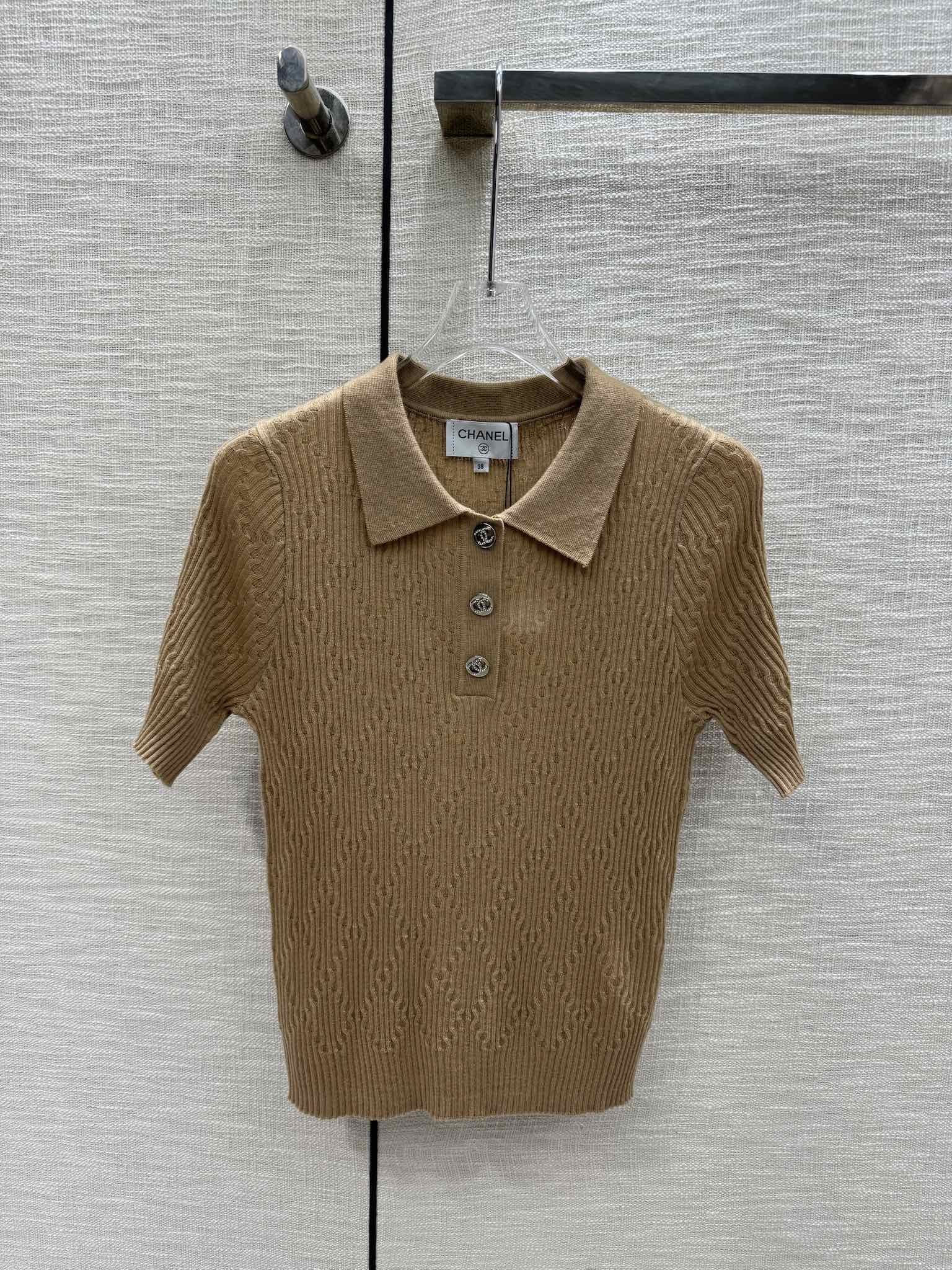 Футболка-поло Chanel 2403 с короткими рукавами и цветовыми блоками, трикотажная, кофейно-коричневый цвет.