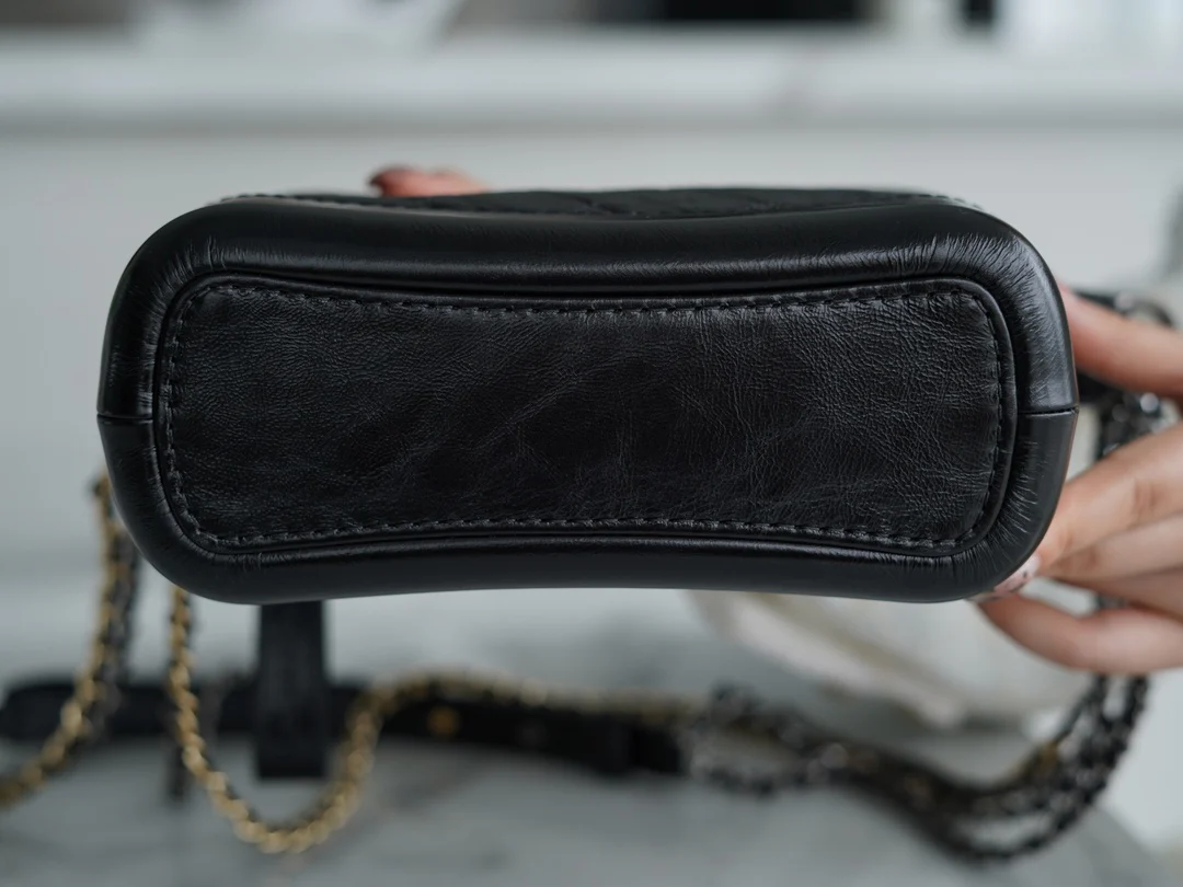 Сумка-хобо Chanel - черная, маленькая, 20 см