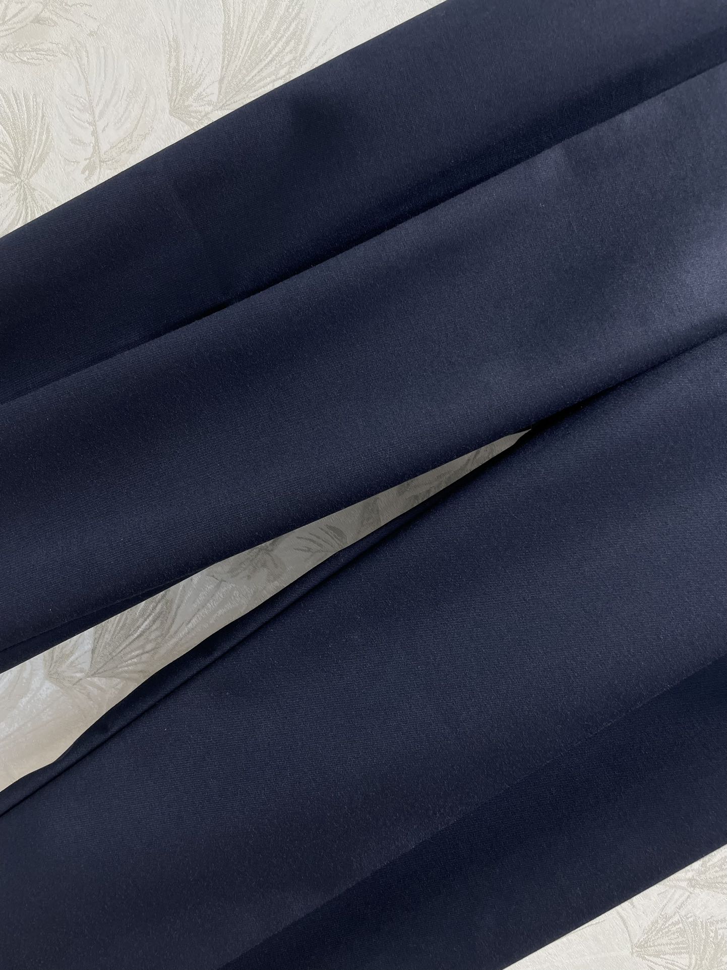 Miu Miu - Весна/Лето 2404-24: Идеальный образ в стиле преппи с вышитыми значками и брюками в стиле пэчворк.