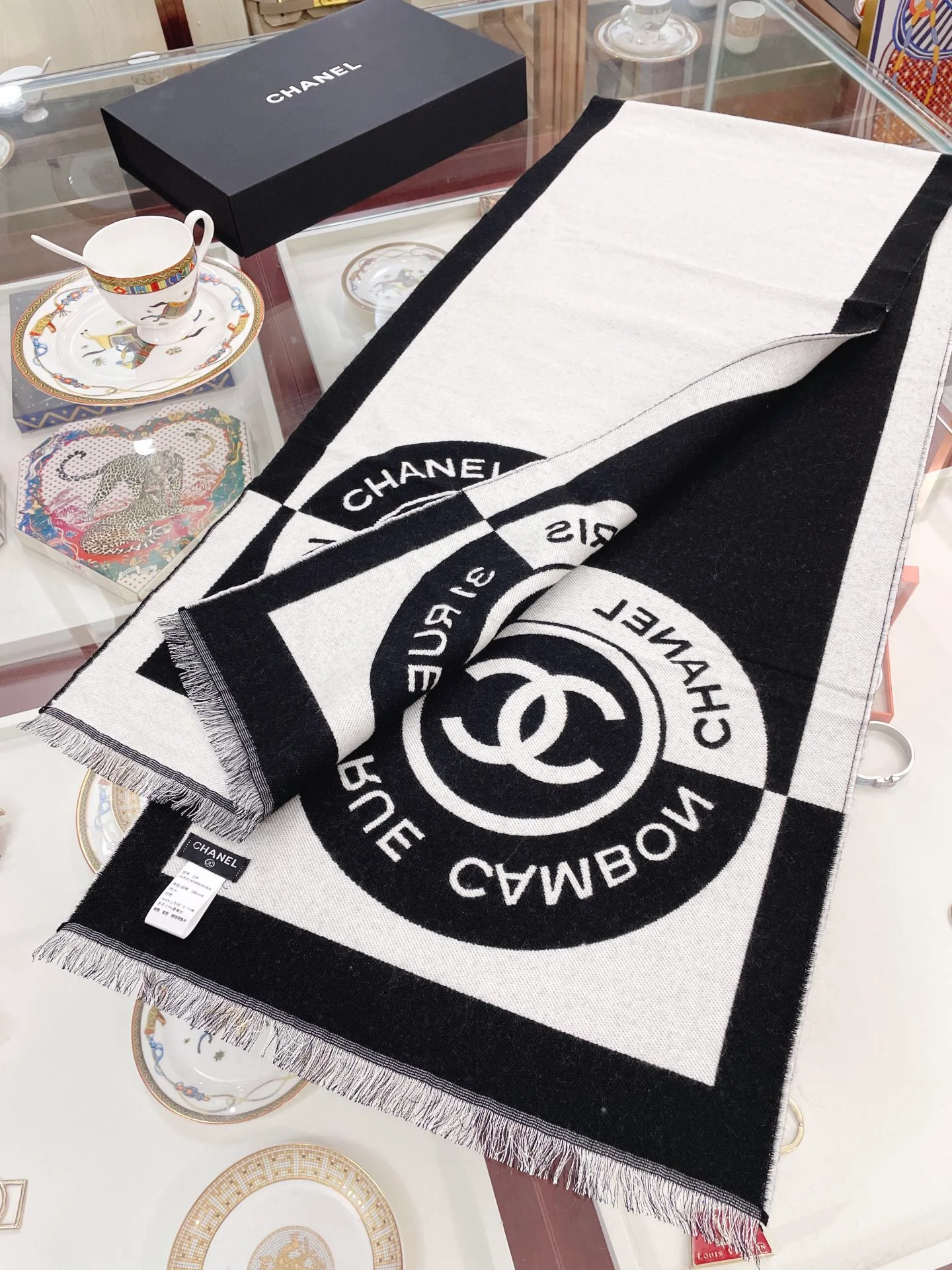 Chanel - Новый черно-белый длинный шарф