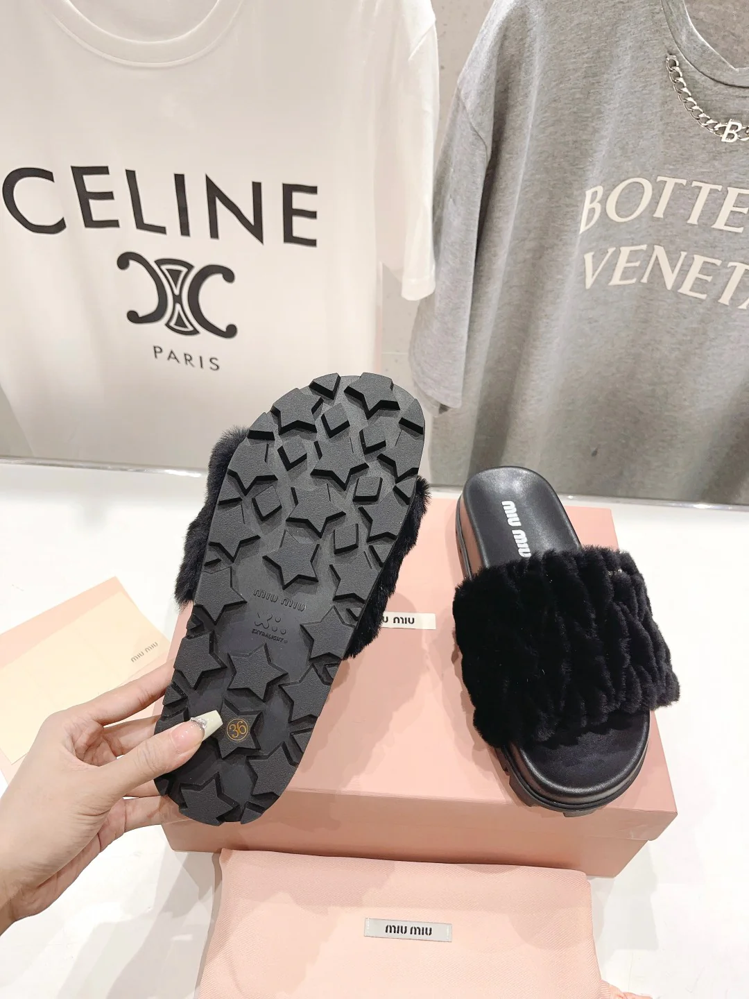 Новинка сезона ?Ранняя осень? от Miu Miu 2023 — шелковые тапочки с меховой отделкой и вышивкой — черные.