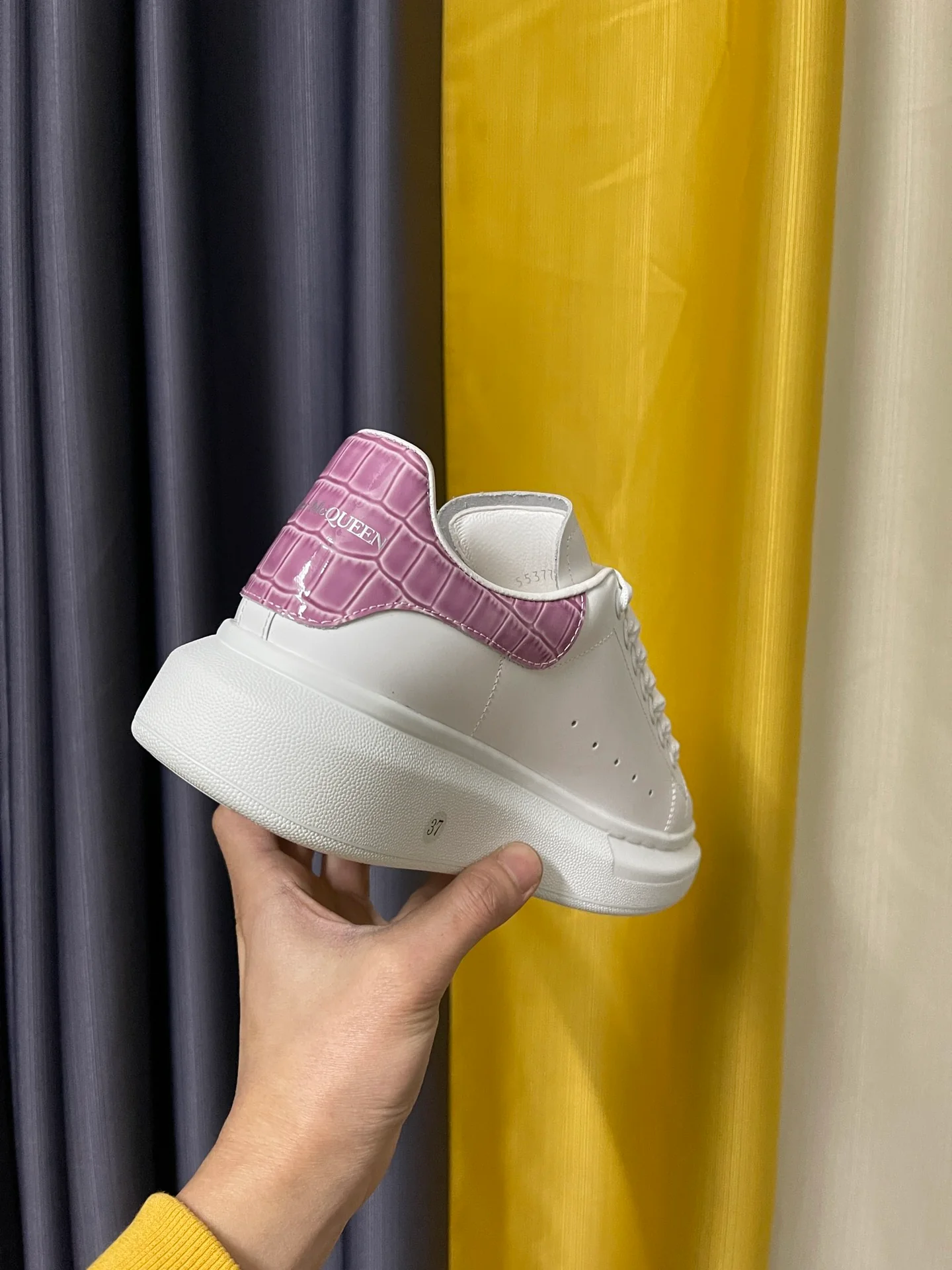 Классические белые кроссовки McQueen - унисекс - фиолетовая лакированная кожа с текстурой 