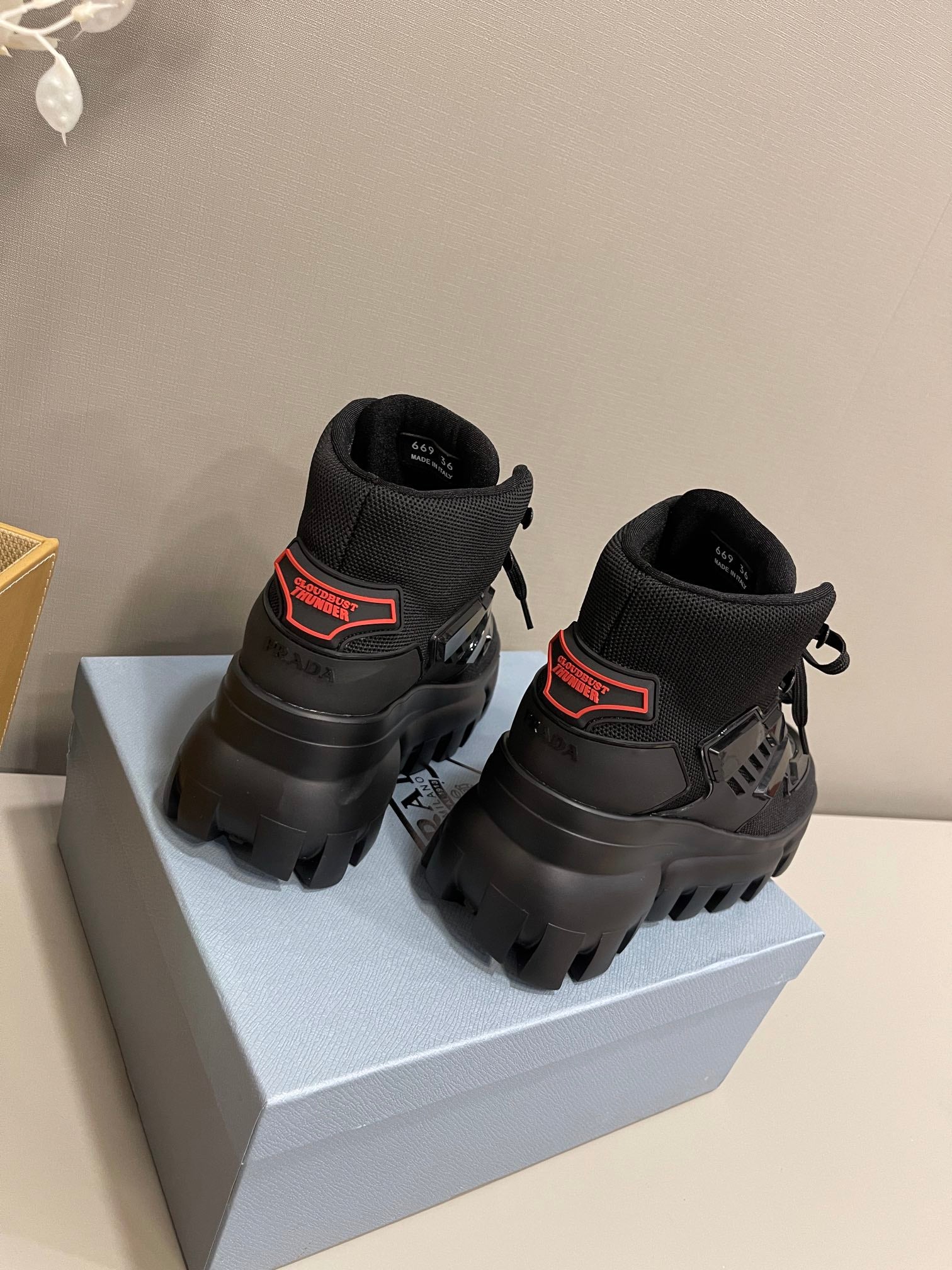 Новинка сезона весна/лето 2022 от Prada - повседневные ботильоны на платформе.