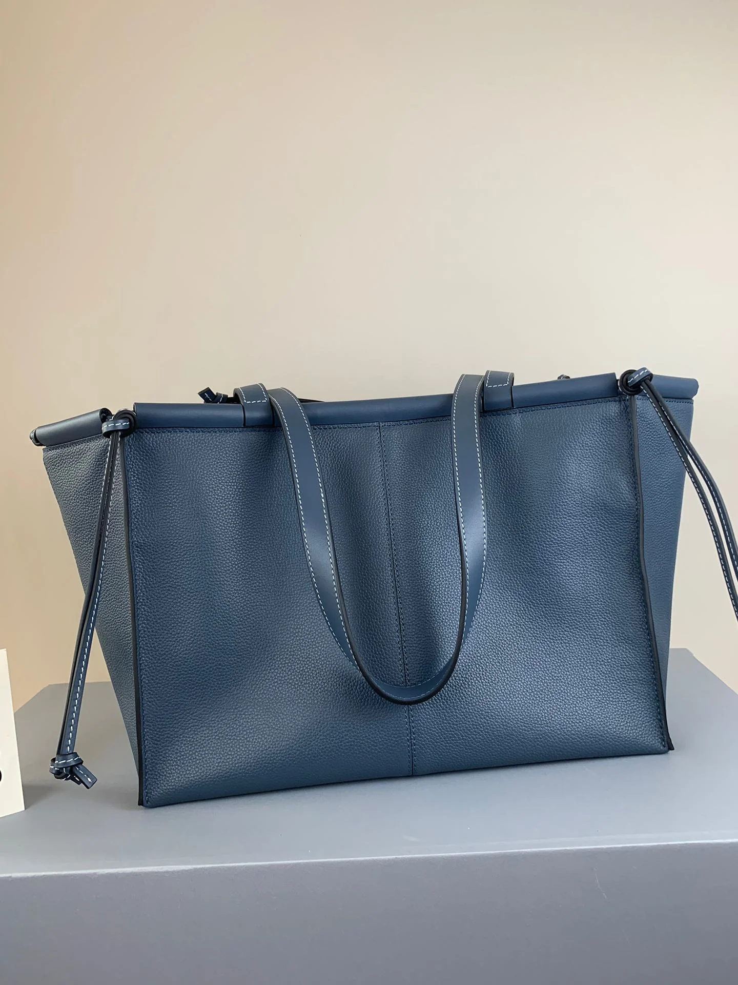 Сумка-тоут Loewe из телячьей кожи, темно-синяя